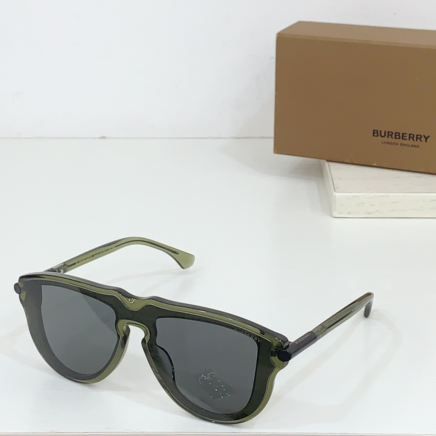  BURBERR*
MODEL：OBE4427
SIZE：136口0-140
