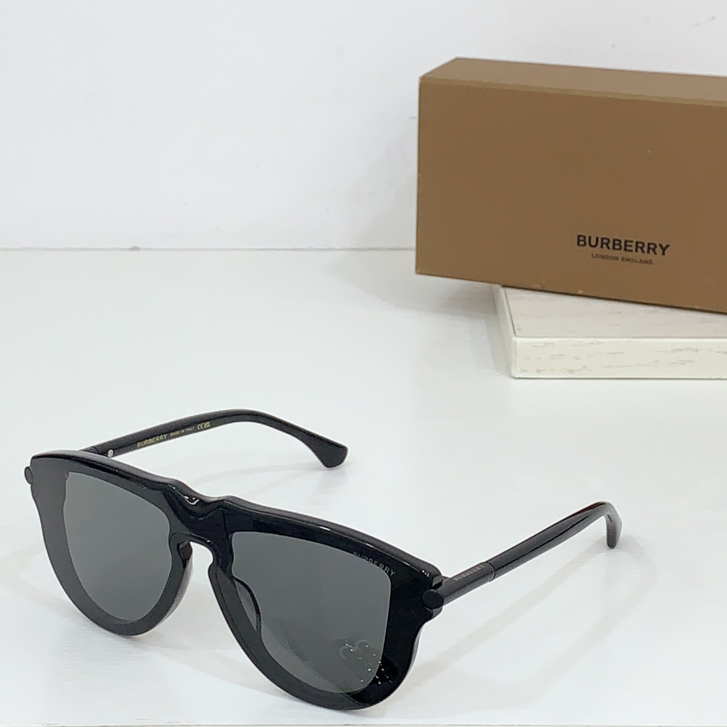  BURBERR*
MODEL：OBE4427
SIZE：136口0-140
