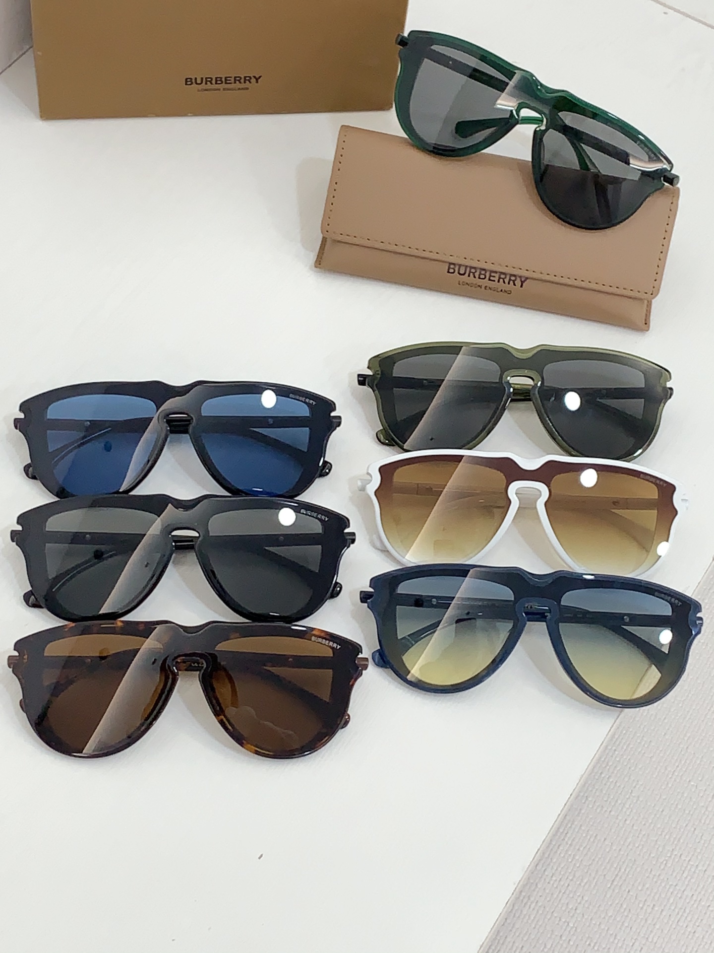  BURBERR*
MODEL：OBE4427
SIZE：136口0-140
