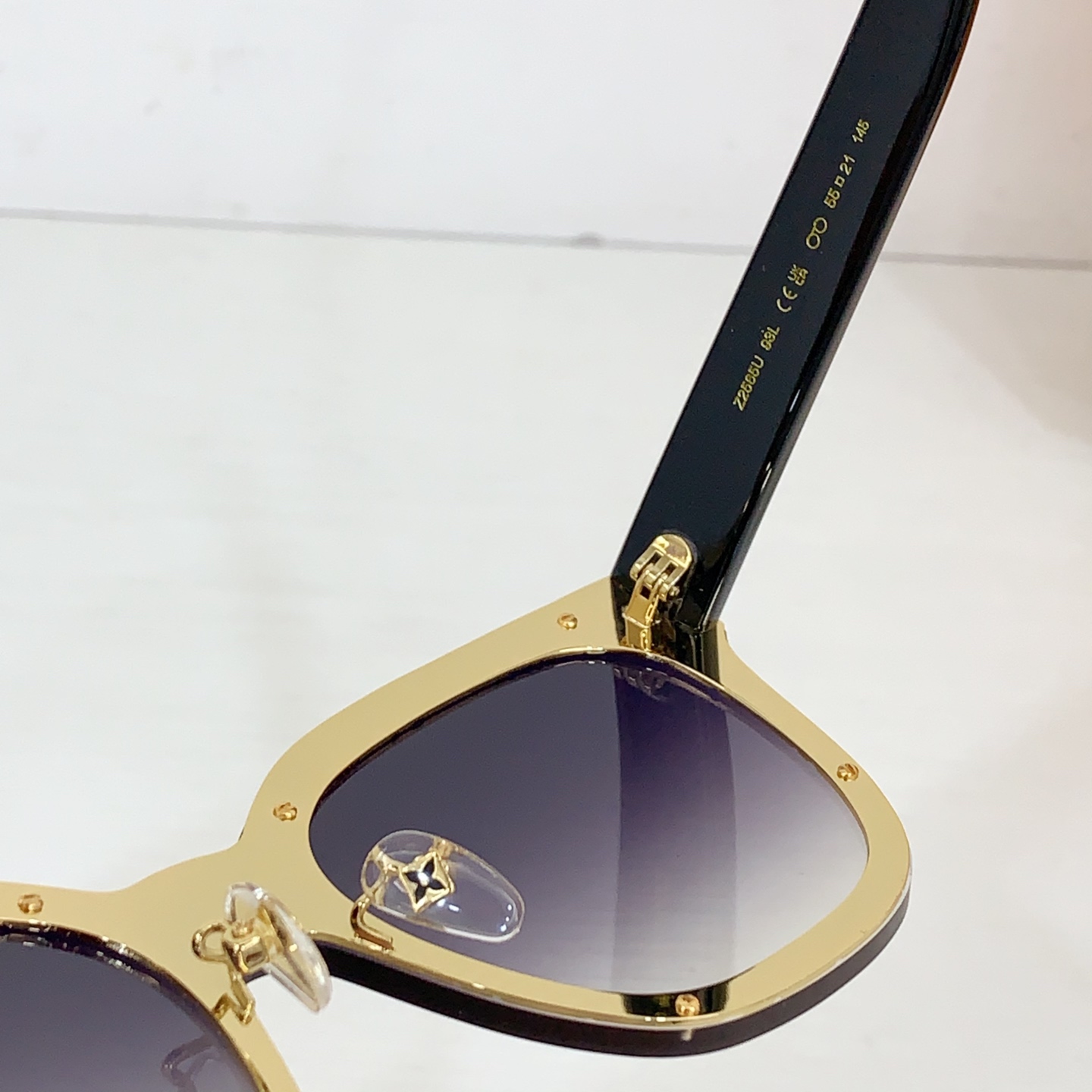  LOUIS VUITTO*
MODEL：Z2565U
SIZE：57口16-145
