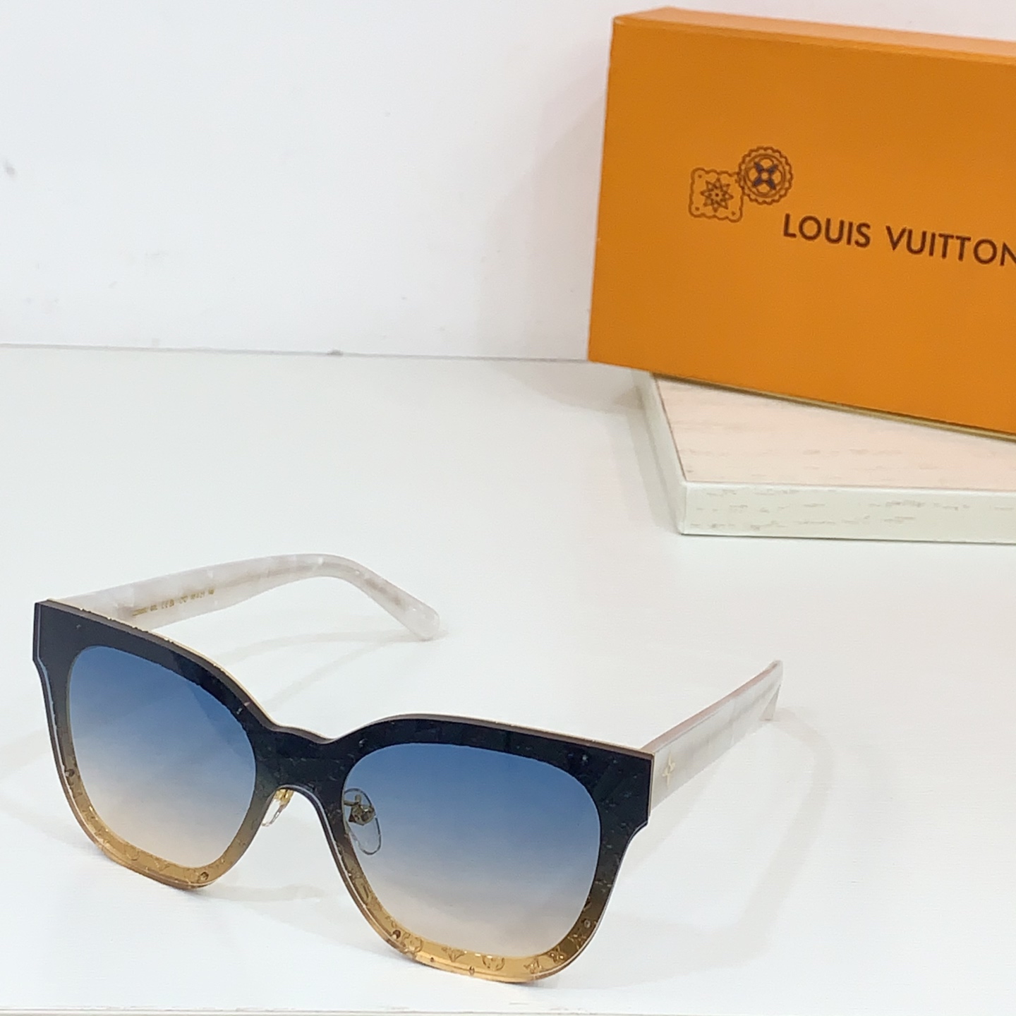  LOUIS VUITTO*
MODEL：Z2565U
SIZE：57口16-145
