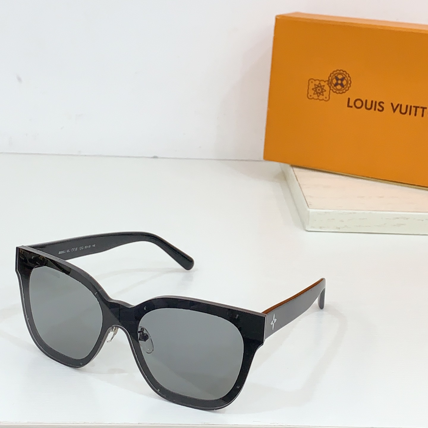  LOUIS VUITTO*
MODEL：Z2565U
SIZE：57口16-145
