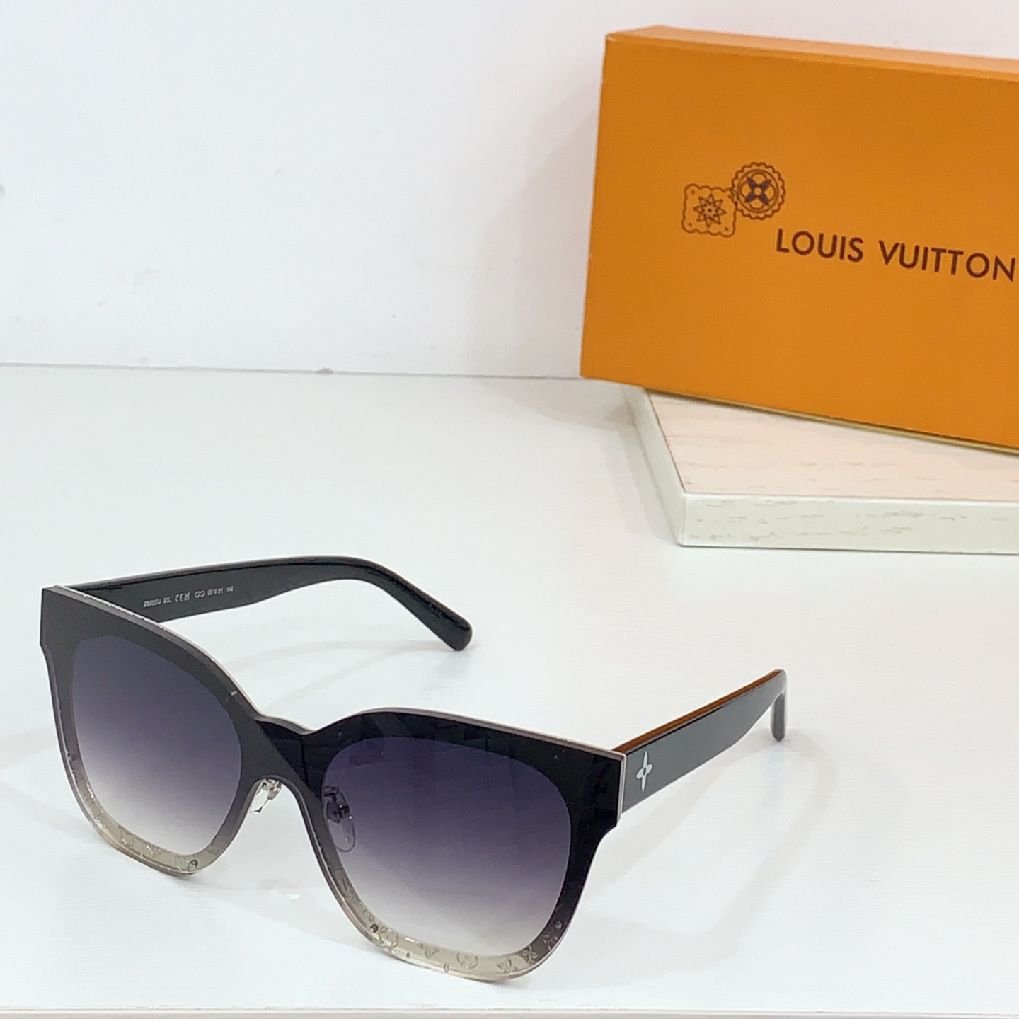  LOUIS VUITTO*
MODEL：Z2565U
SIZE：57口16-145
