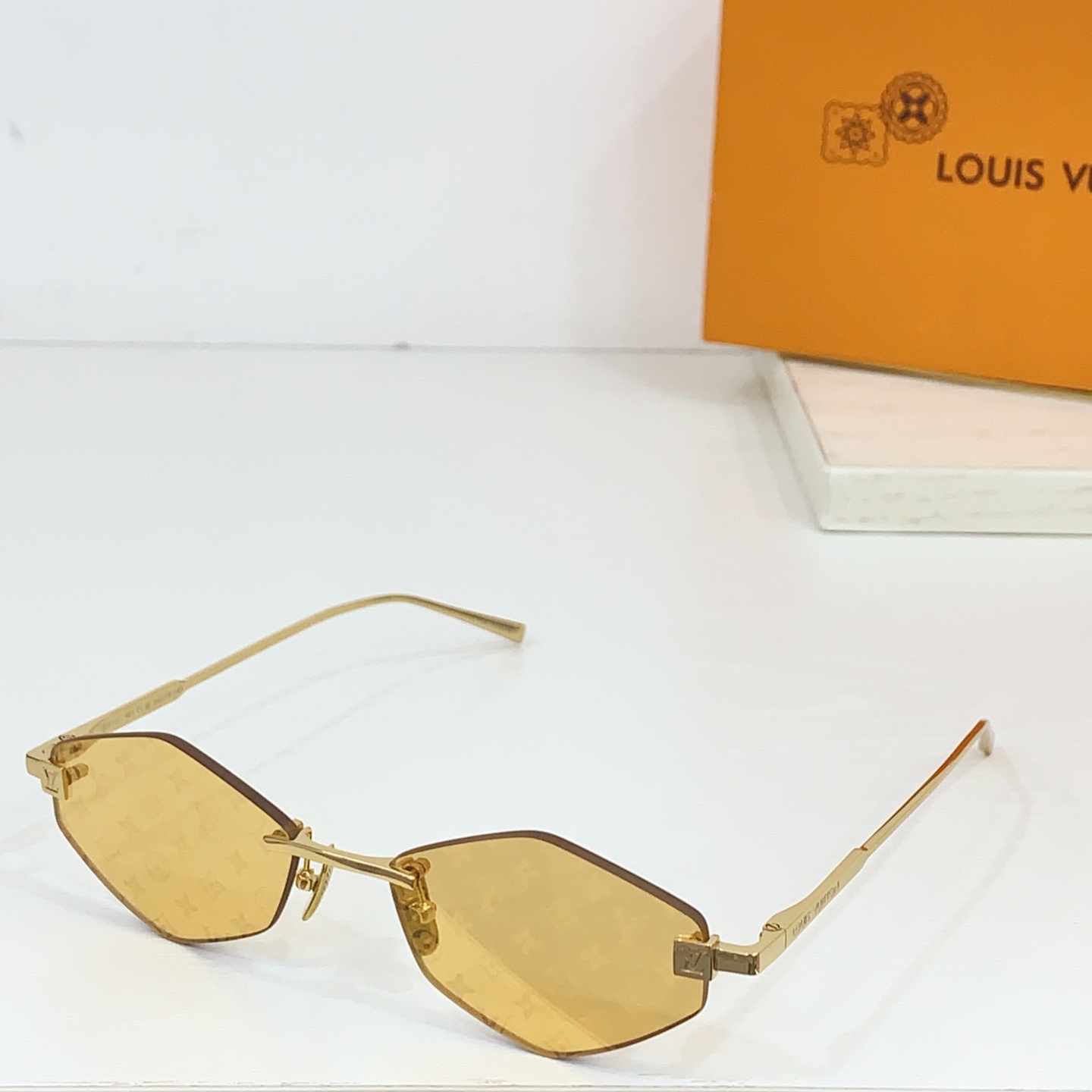  LOUIS VUITTON
MODEL：Z2192U
SIZE：57口16-145
