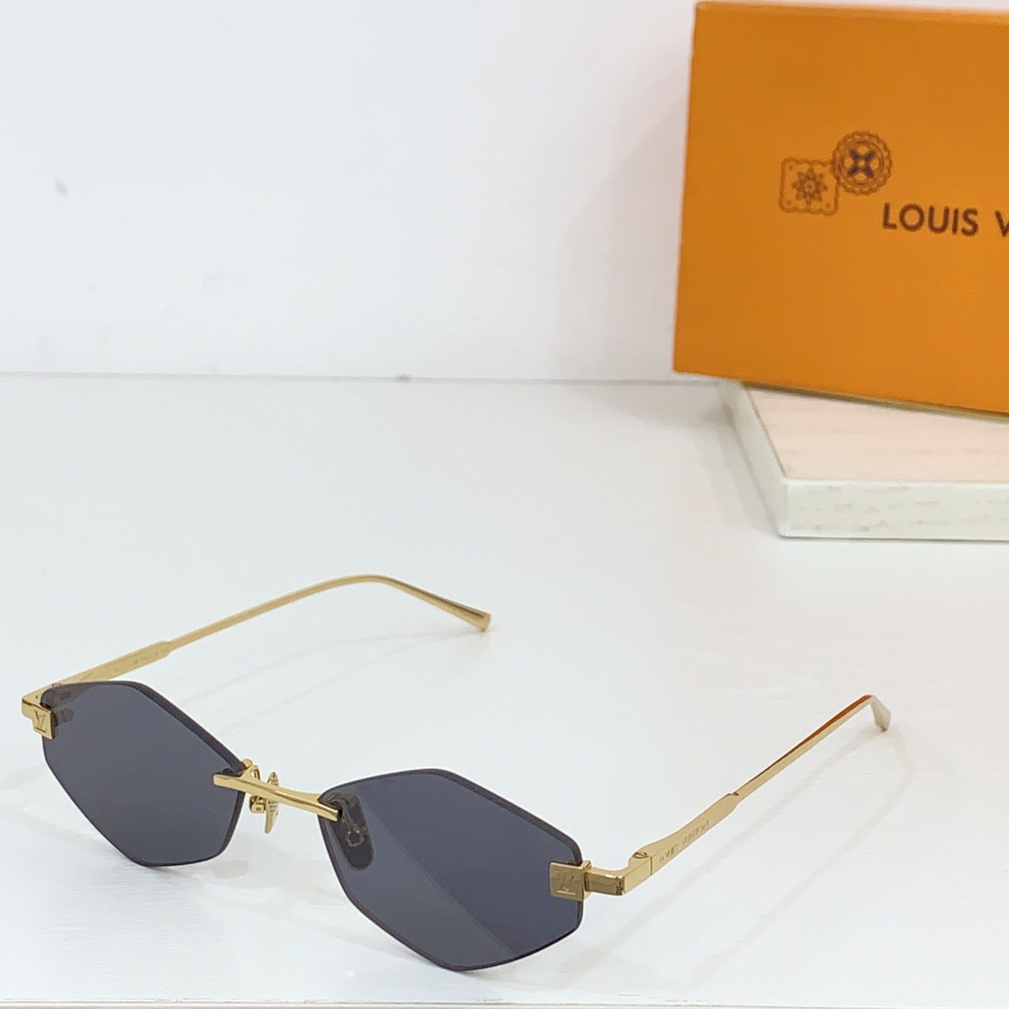  LOUIS VUITTON
MODEL：Z2192U
SIZE：57口16-145
