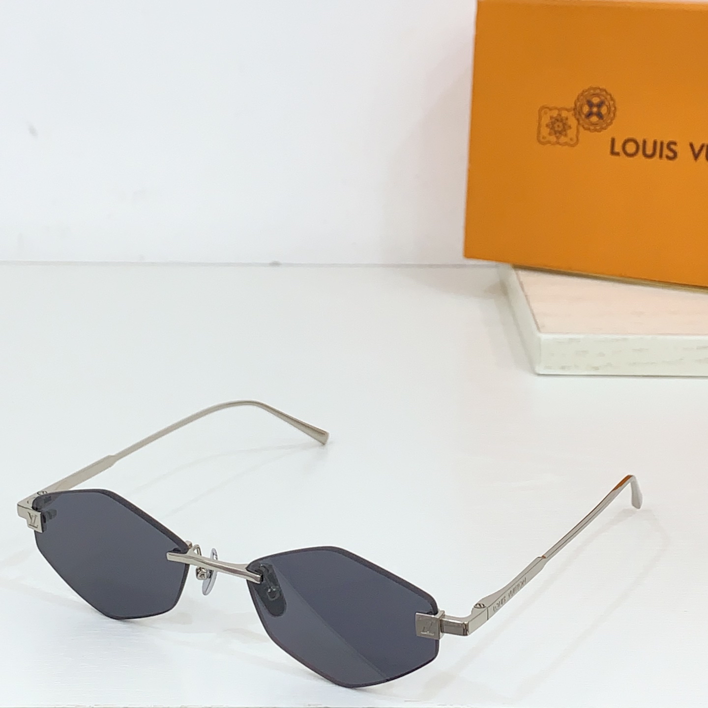  LOUIS VUITTON
MODEL：Z2192U
SIZE：57口16-145

