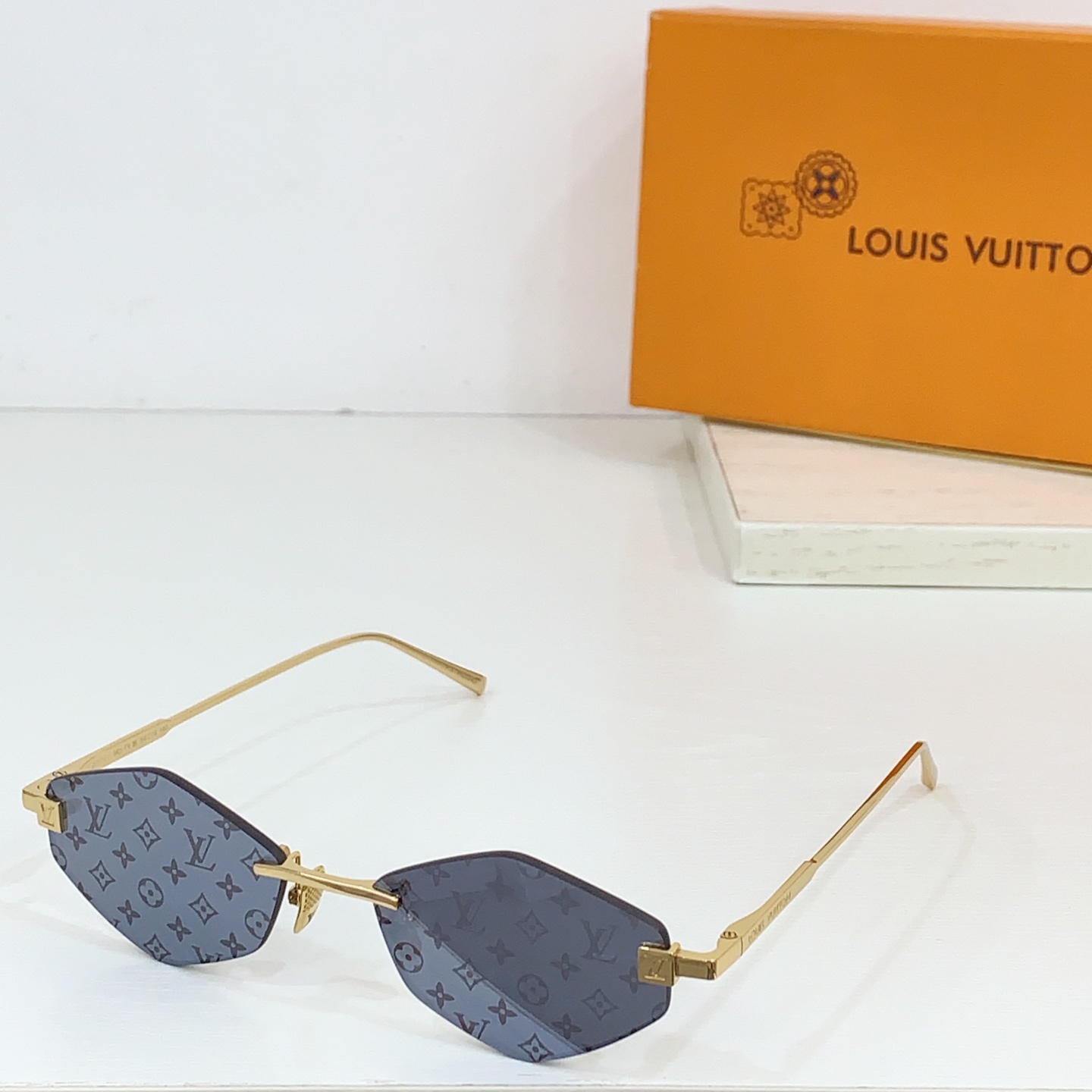  LOUIS VUITTON
MODEL：Z2192U
SIZE：57口16-145
