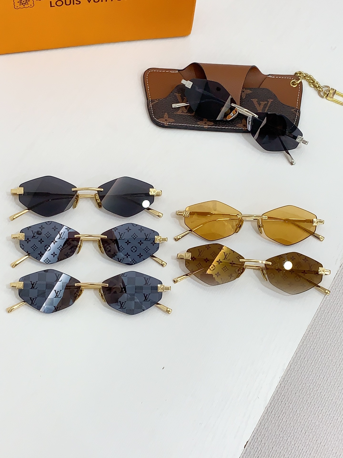 LOUIS VUITTON
MODEL：Z2192U
SIZE：57口16-145
