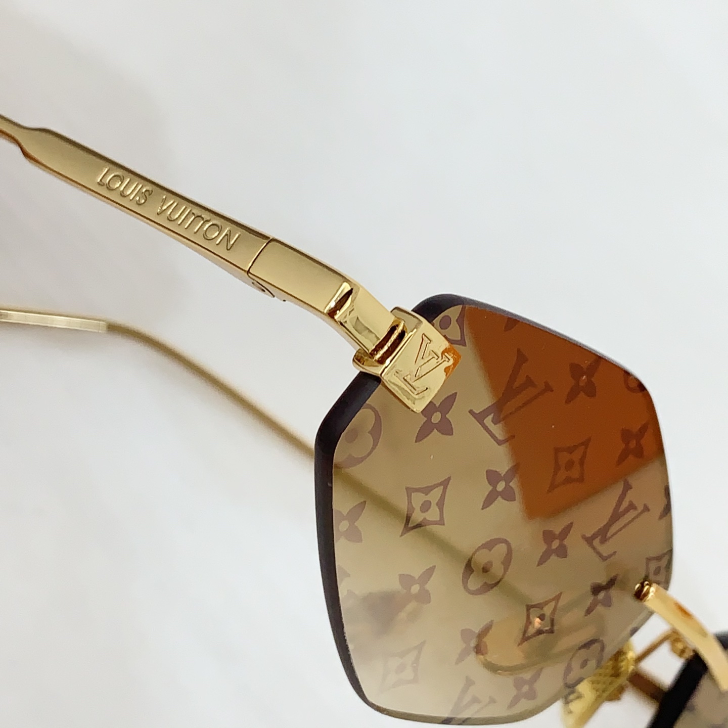  LOUIS VUITTON
MODEL：Z2192U
SIZE：57口16-145
