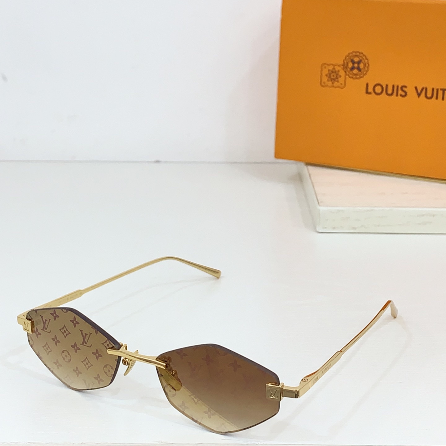  LOUIS VUITTON
MODEL：Z2192U
SIZE：57口16-145
