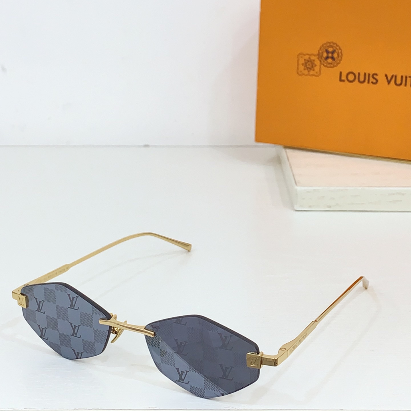  LOUIS VUITTON
MODEL：Z2192U
SIZE：57口16-145
