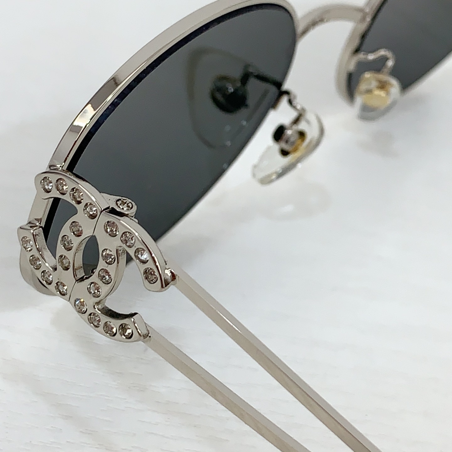  𝘾𝙃𝘼𝙉𝙀𝙇 新款 香奶奶
 Model  CH6991
 双C 镜腿闪钻logo，
日常又时髦
Si