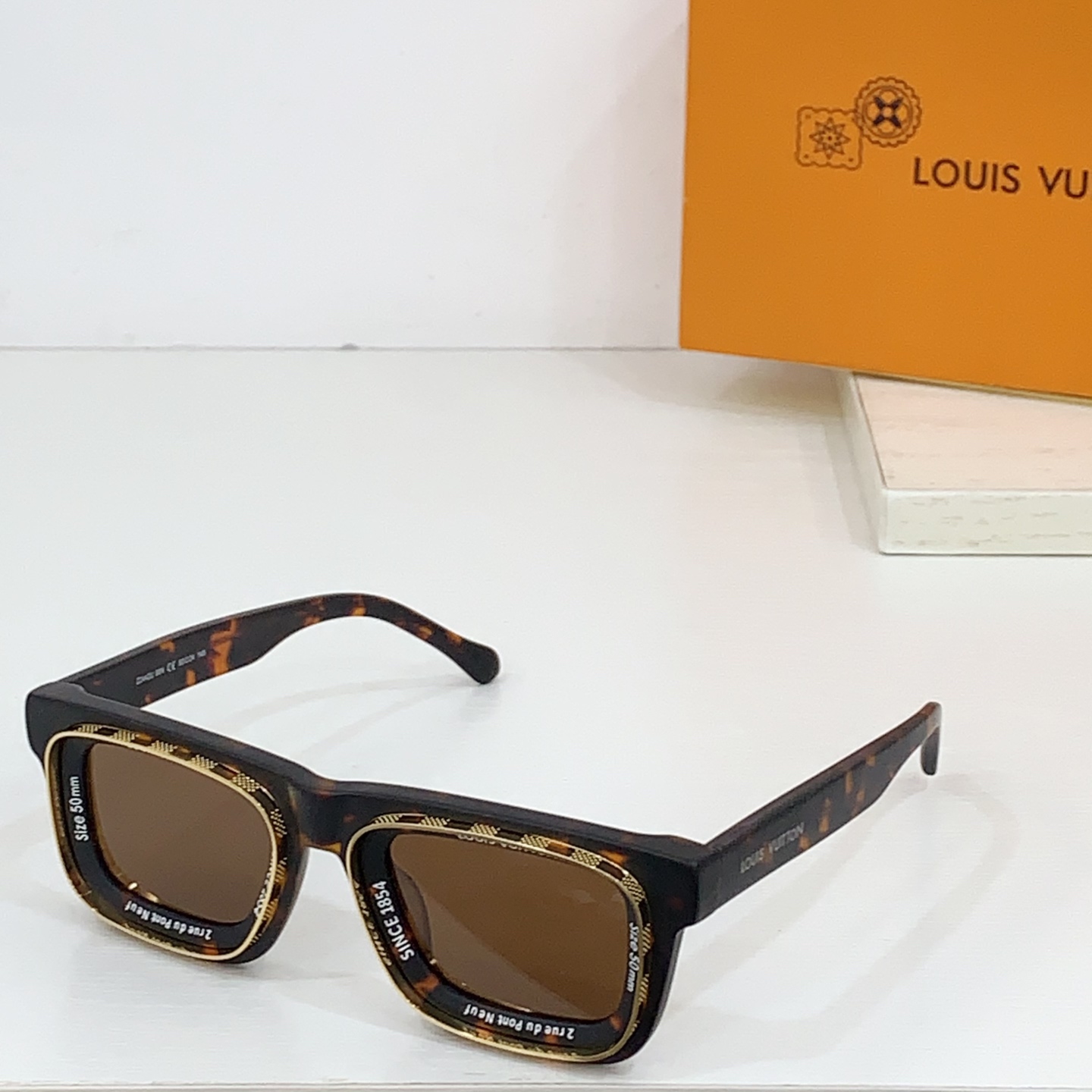  Louis Vuitto*
原版一比一，全网唯一对板板本。
正板字体。
MODEL：Z2442U
SI