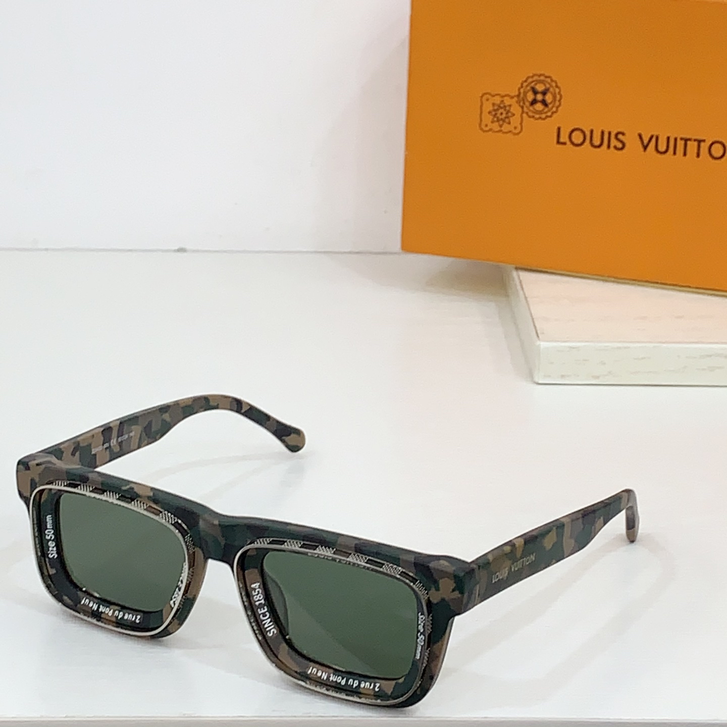  Louis Vuitto*
原版一比一，全网唯一对板板本。
正板字体。
MODEL：Z2442U
SI
