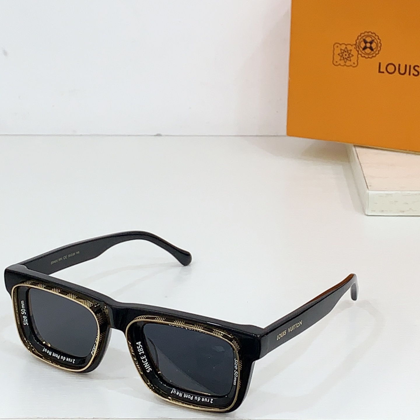  Louis Vuitto*
原版一比一，全网唯一对板板本。
正板字体。
MODEL：Z2442U
SI