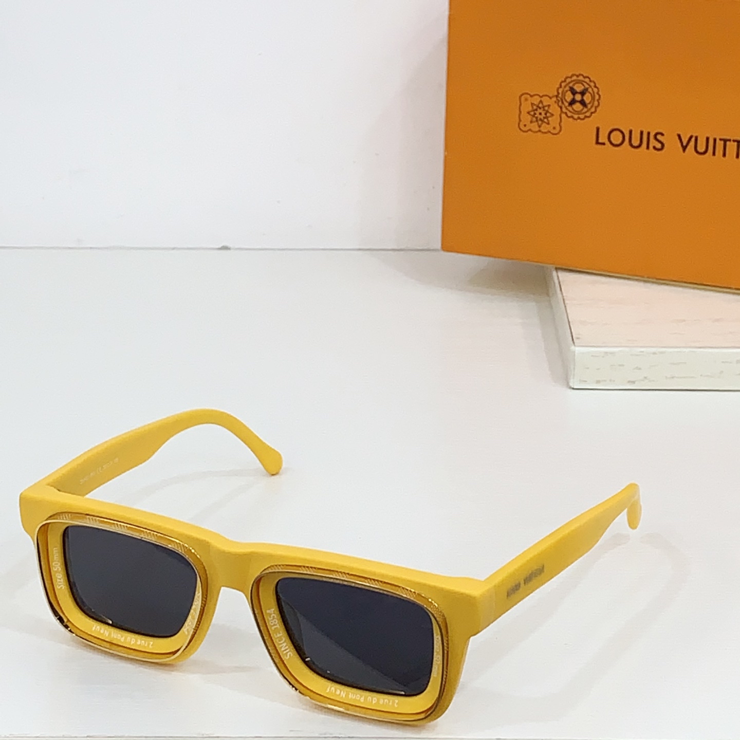  Louis Vuitto*
原版一比一，全网唯一对板板本。
正板字体。
MODEL：Z2442U
SI