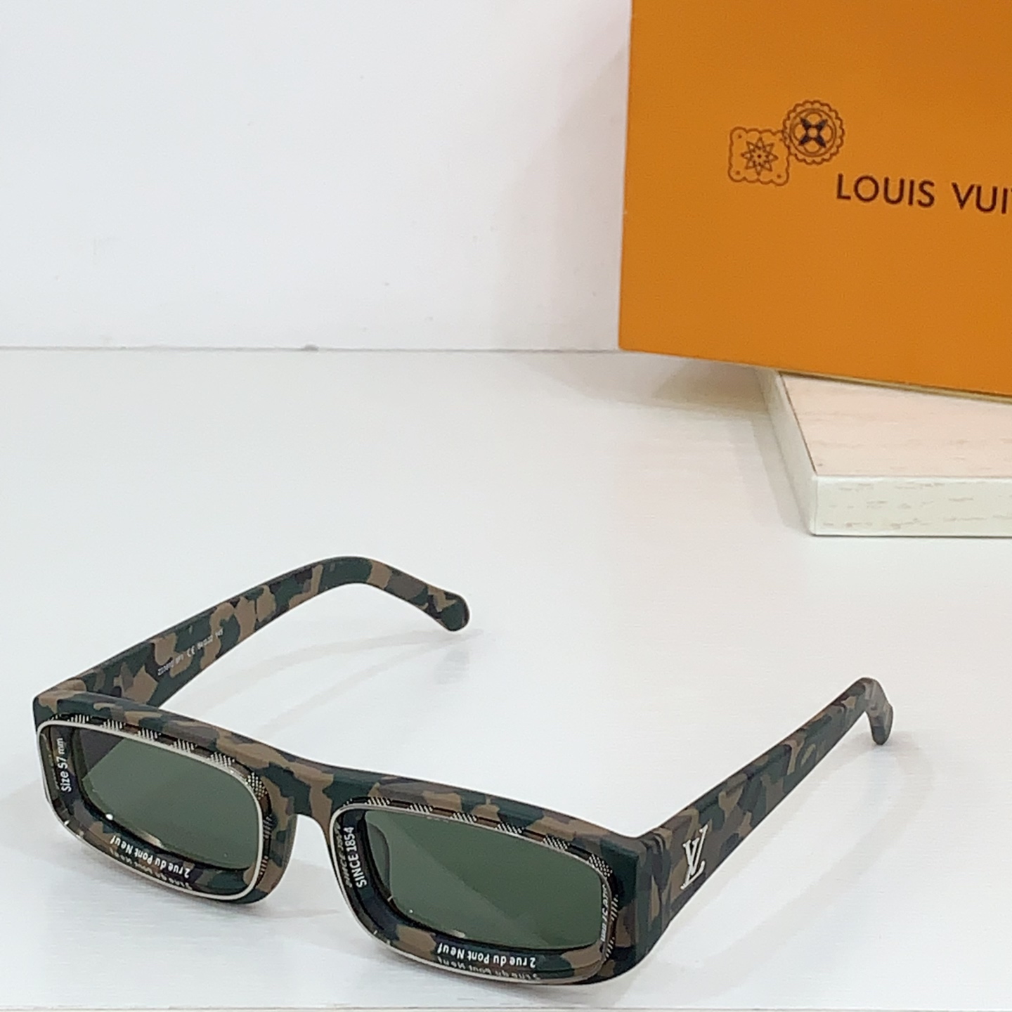  LOUIS VUITTON 路易威登 Z2388E 尺码57口16-145 LV图案镜腿 字母凹面镜框