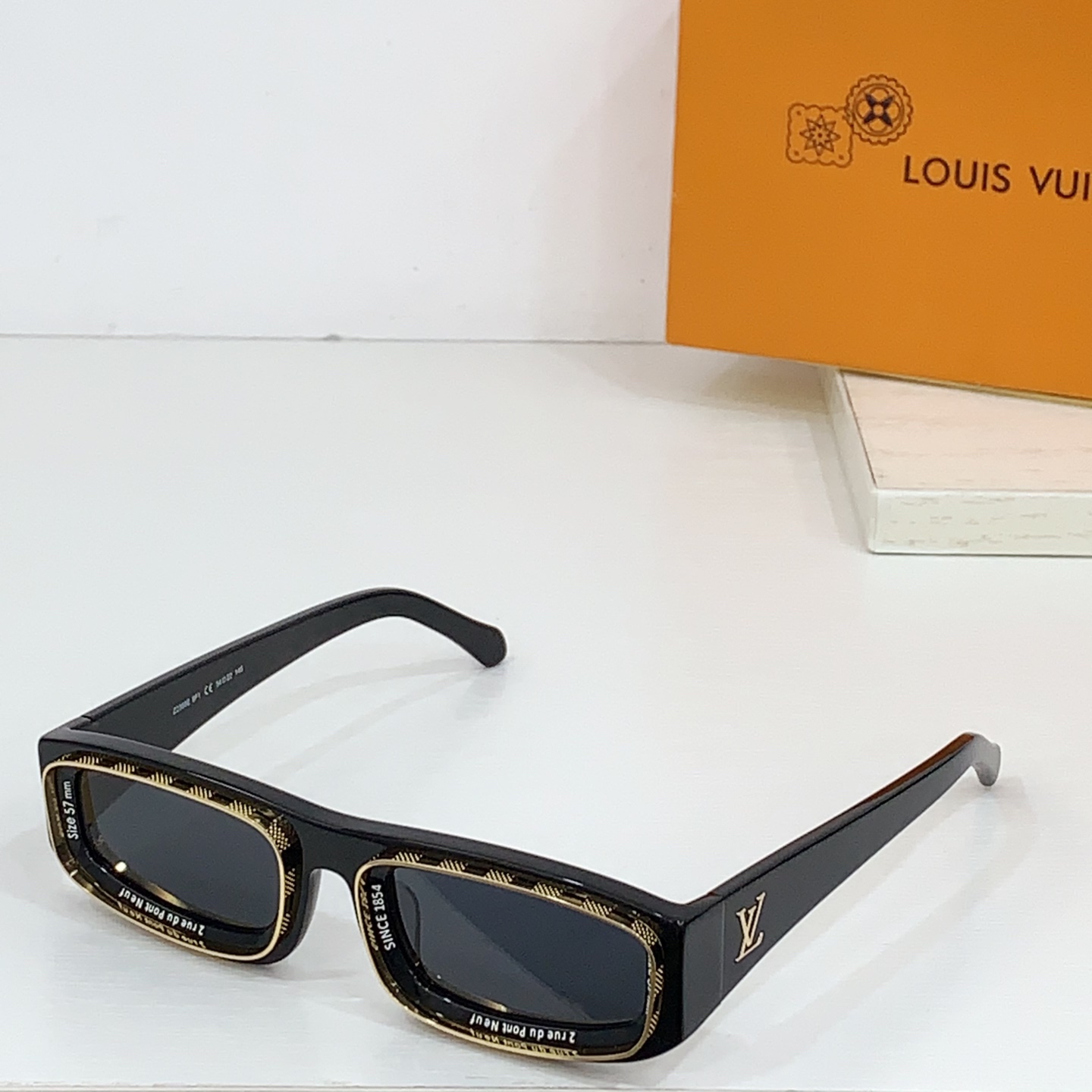  LOUIS VUITTON 路易威登 Z2388E 尺码57口16-145 LV图案镜腿 字母凹面镜框