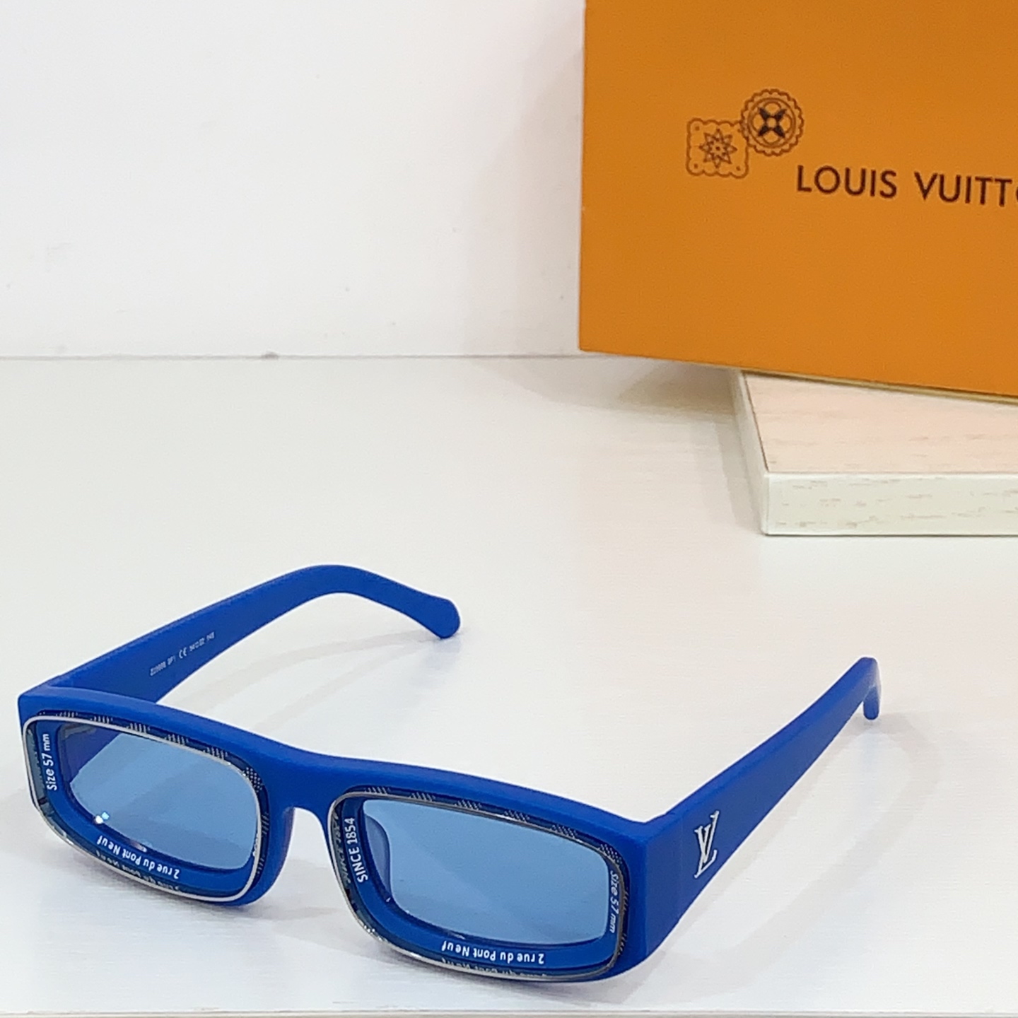  LOUIS VUITTON 路易威登 Z2388E 尺码57口16-145 LV图案镜腿 字母凹面镜框