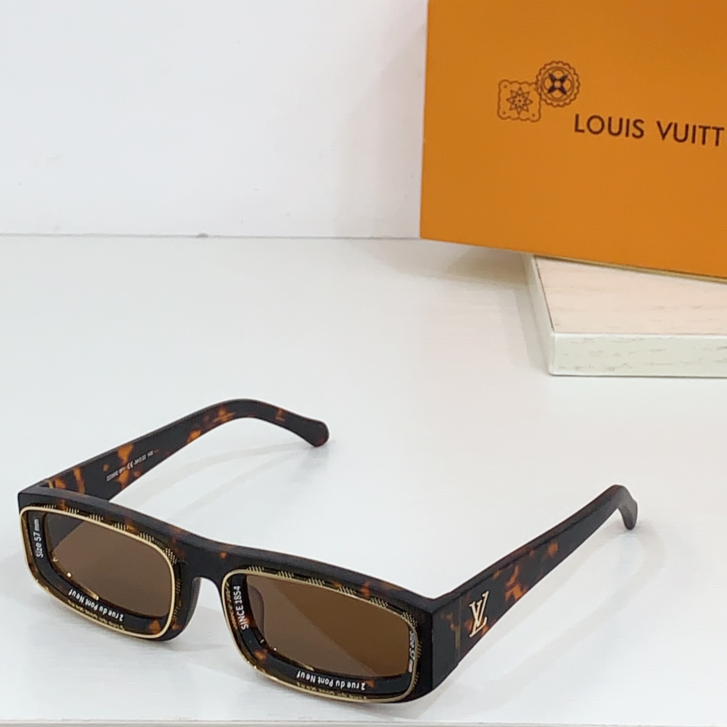  LOUIS VUITTON 路易威登 Z2388E 尺码57口16-145 LV图案镜腿 字母凹面镜框