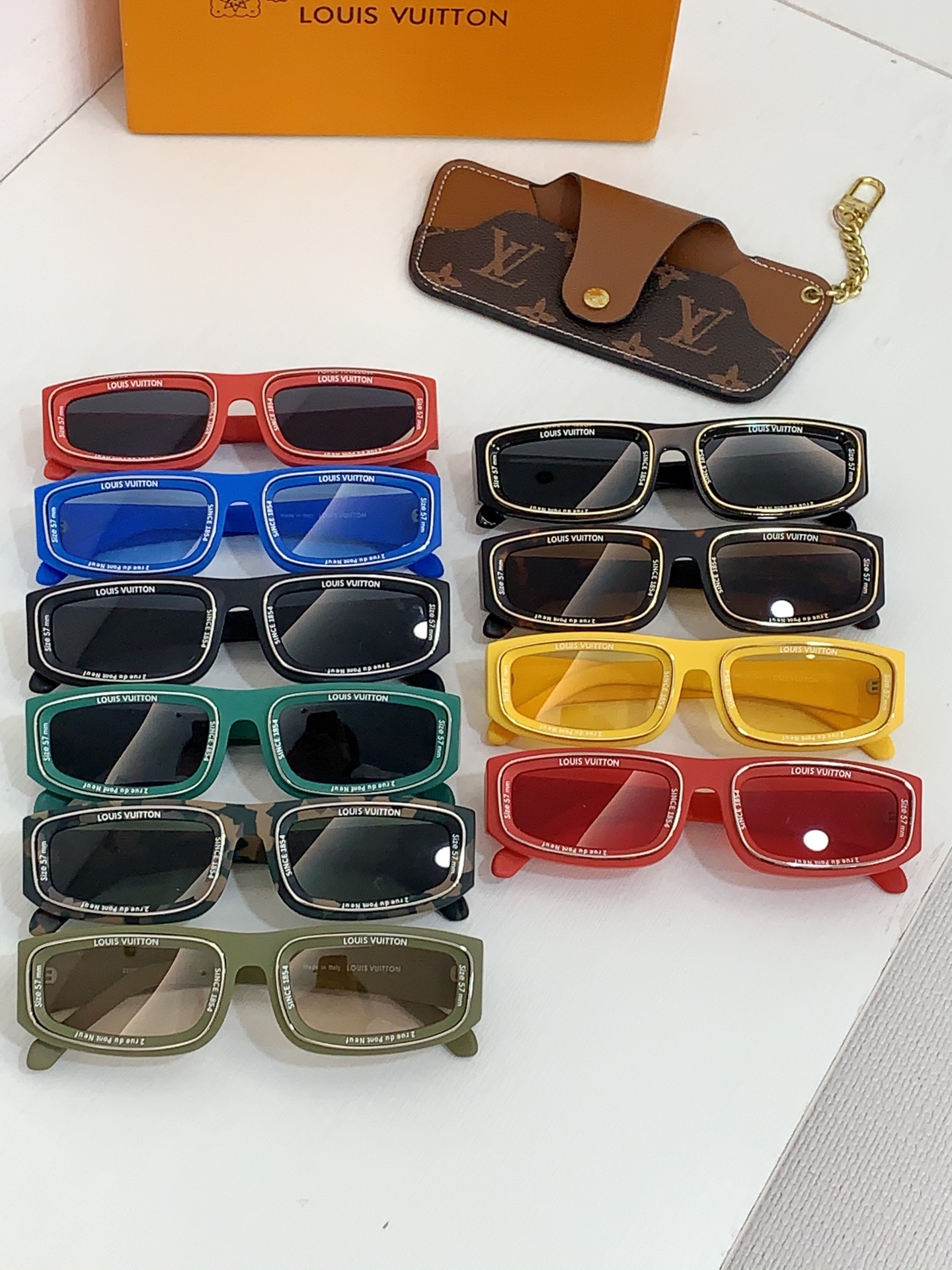  LOUIS VUITTON 路易威登 Z2388E 尺码57口16-145 LV图案镜腿 字母凹面镜框