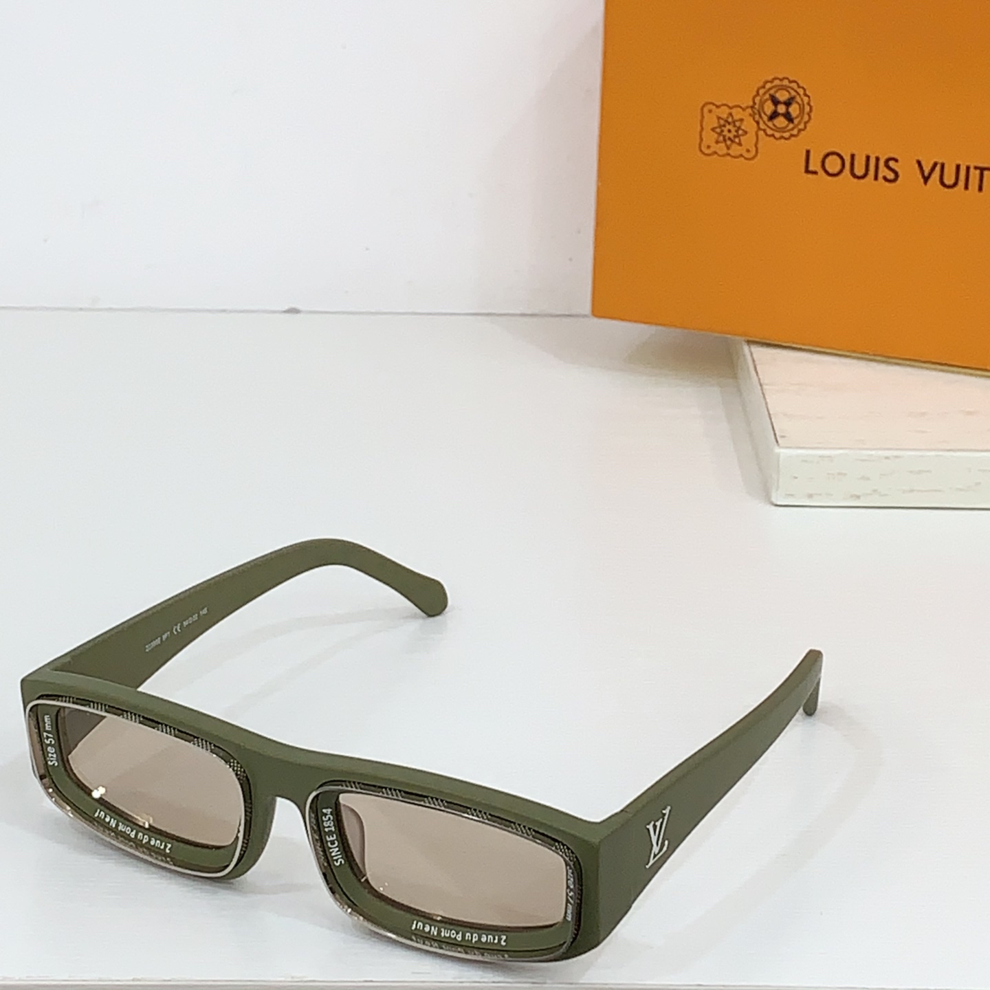  LOUIS VUITTON 路易威登 Z2388E 尺码57口16-145 LV图案镜腿 字母凹面镜框
