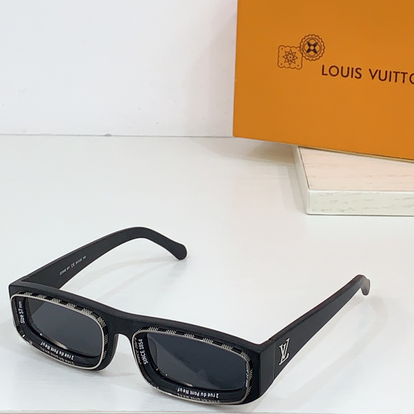  LOUIS VUITTON 路易威登 Z2388E 尺码57口16-145 LV图案镜腿 字母凹面镜框
