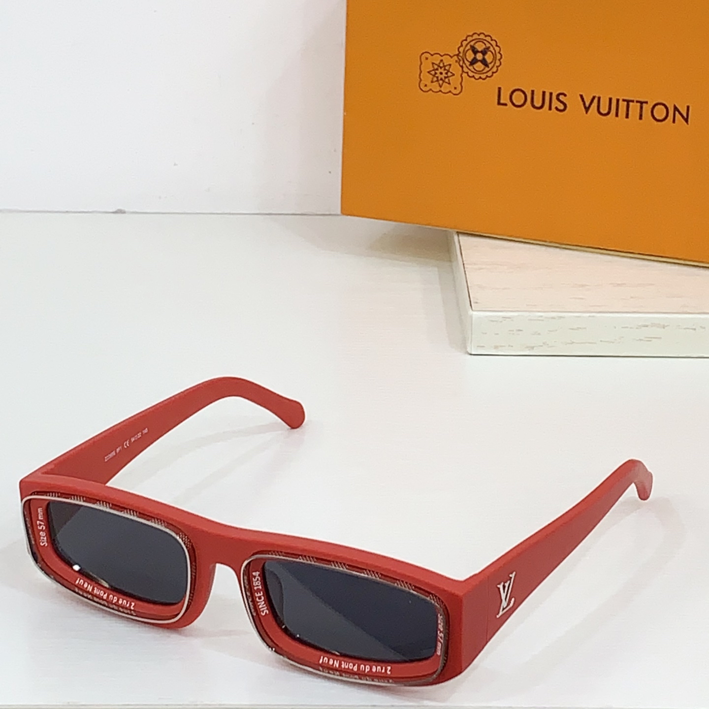  LOUIS VUITTON 路易威登 Z2388E 尺码57口16-145 LV图案镜腿 字母凹面镜框