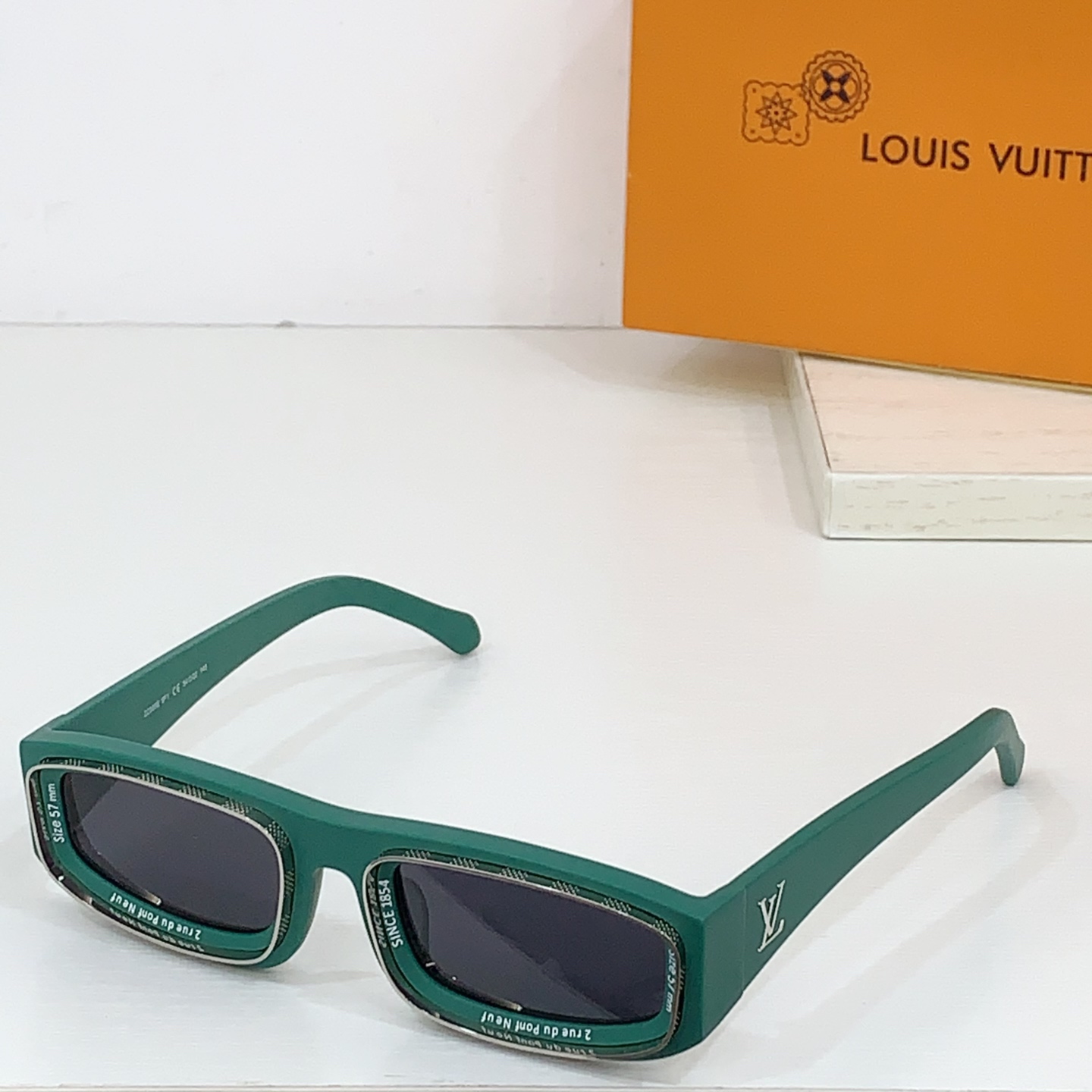 LOUIS VUITTON 路易威登 Z2388E 尺码57口16-145 LV图案镜腿 字母凹面镜框