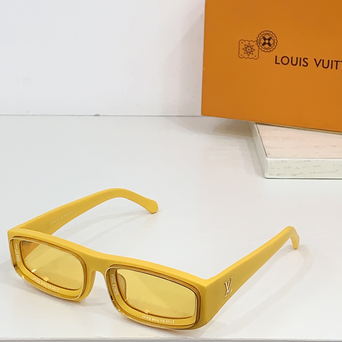  LOUIS VUITTON 路易威登 Z2388E 尺码57口16-145 LV图案镜腿 字母凹面镜框
