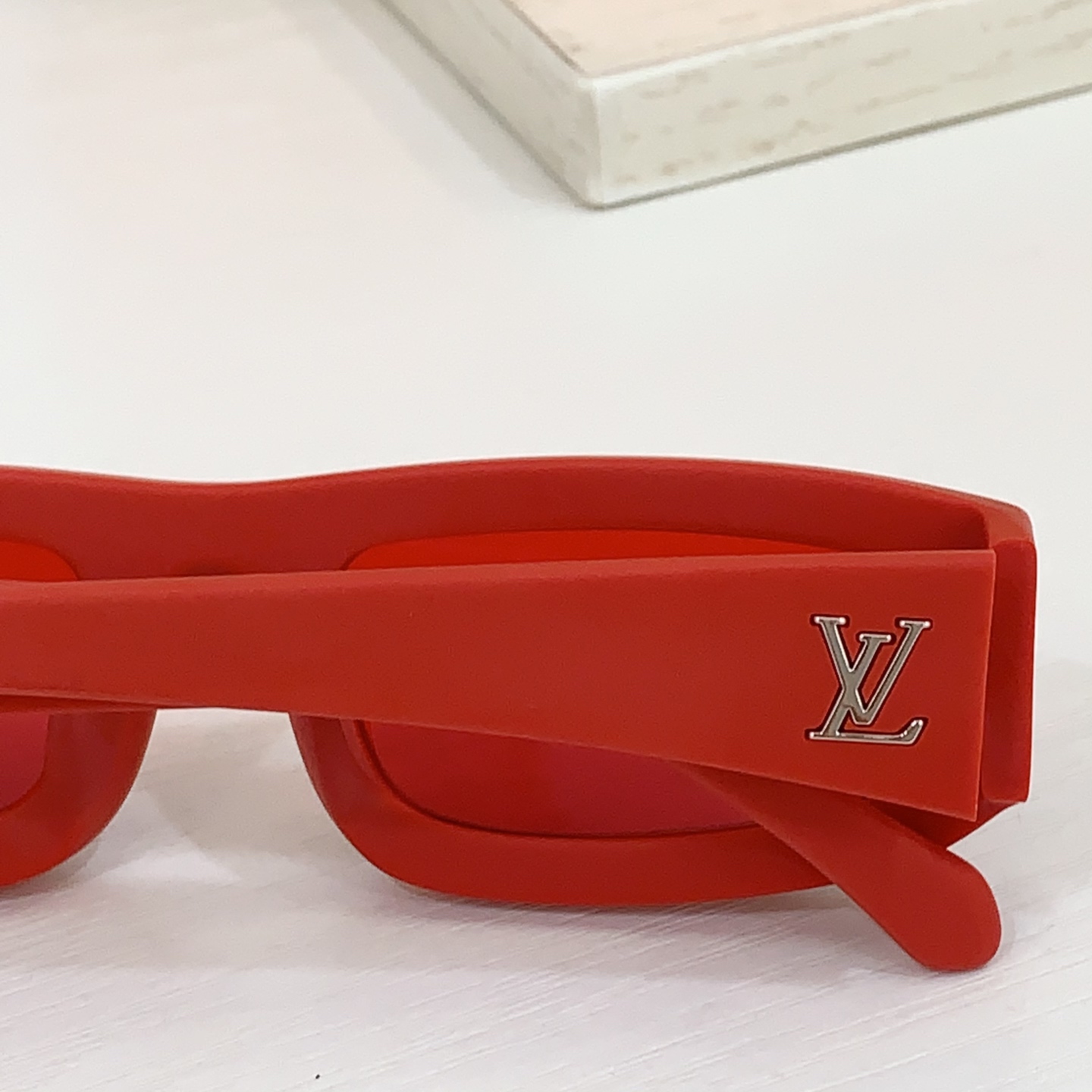  LOUIS VUITTON 路易威登 Z2388E 尺码57口16-145 LV图案镜腿 字母凹面镜框