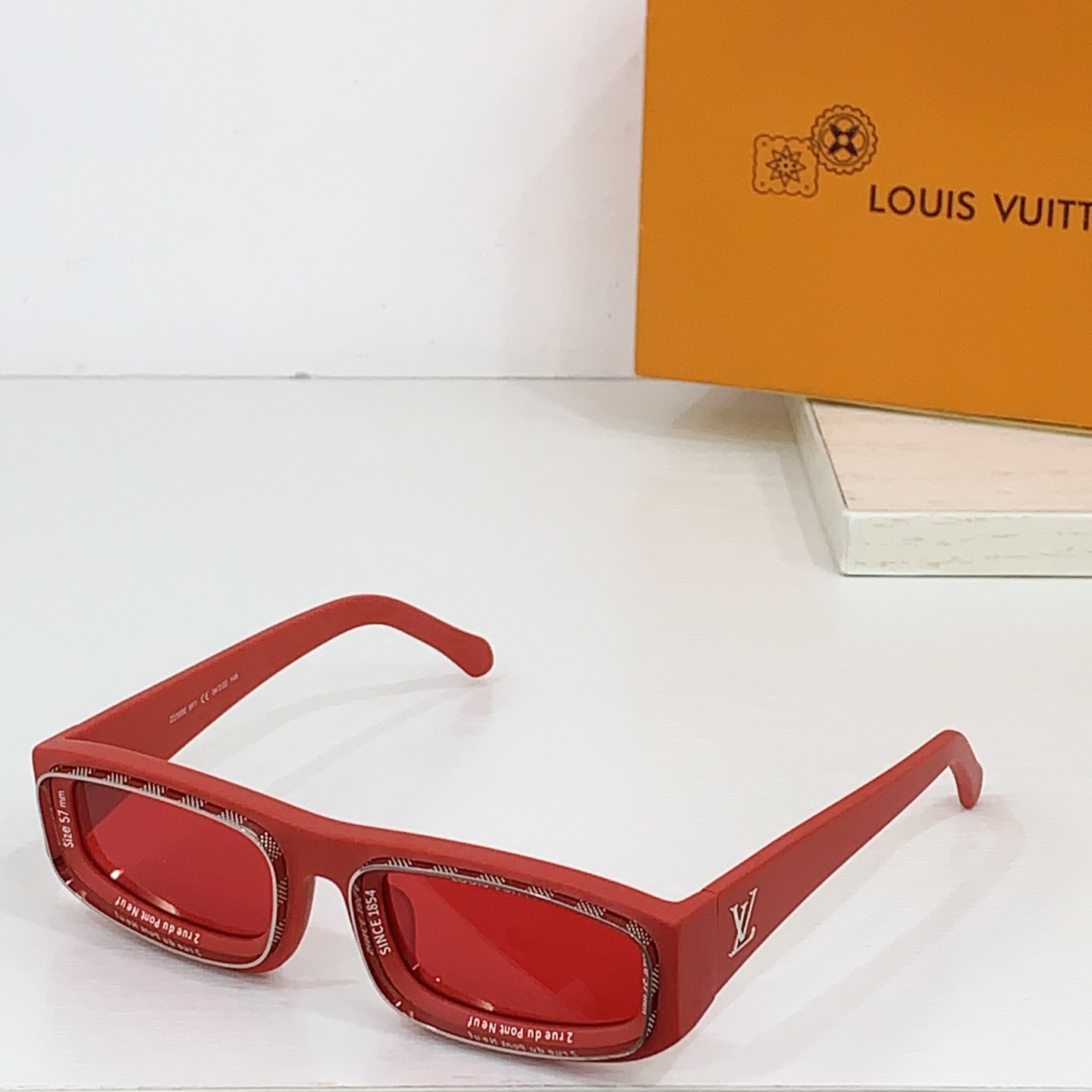  LOUIS VUITTON 路易威登 Z2388E 尺码57口16-145 LV图案镜腿 字母凹面镜框