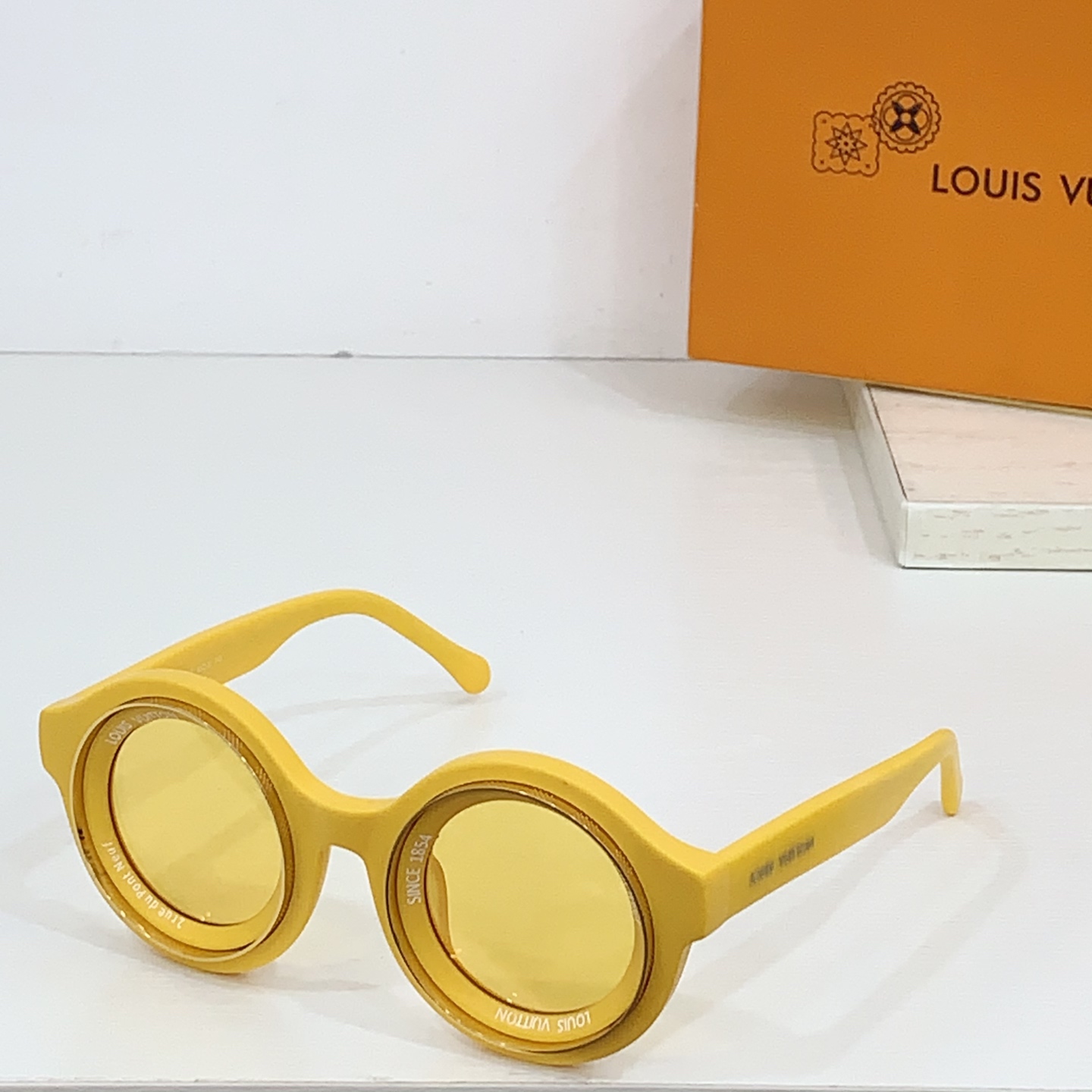 太阳镜 带钻
 LOUIS VUITTON 路易威登 Z2386U 尺码57口16-145 字母镜腿 凹