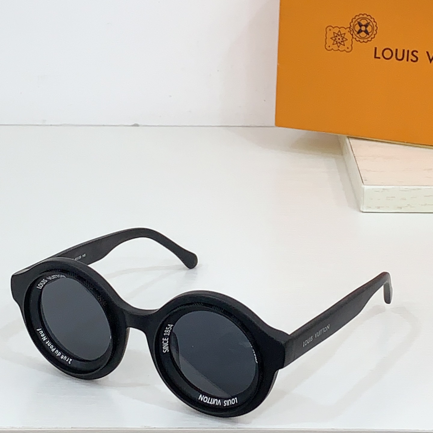 太阳镜 带钻
 LOUIS VUITTON 路易威登 Z2386U 尺码57口16-145 字母镜腿 凹