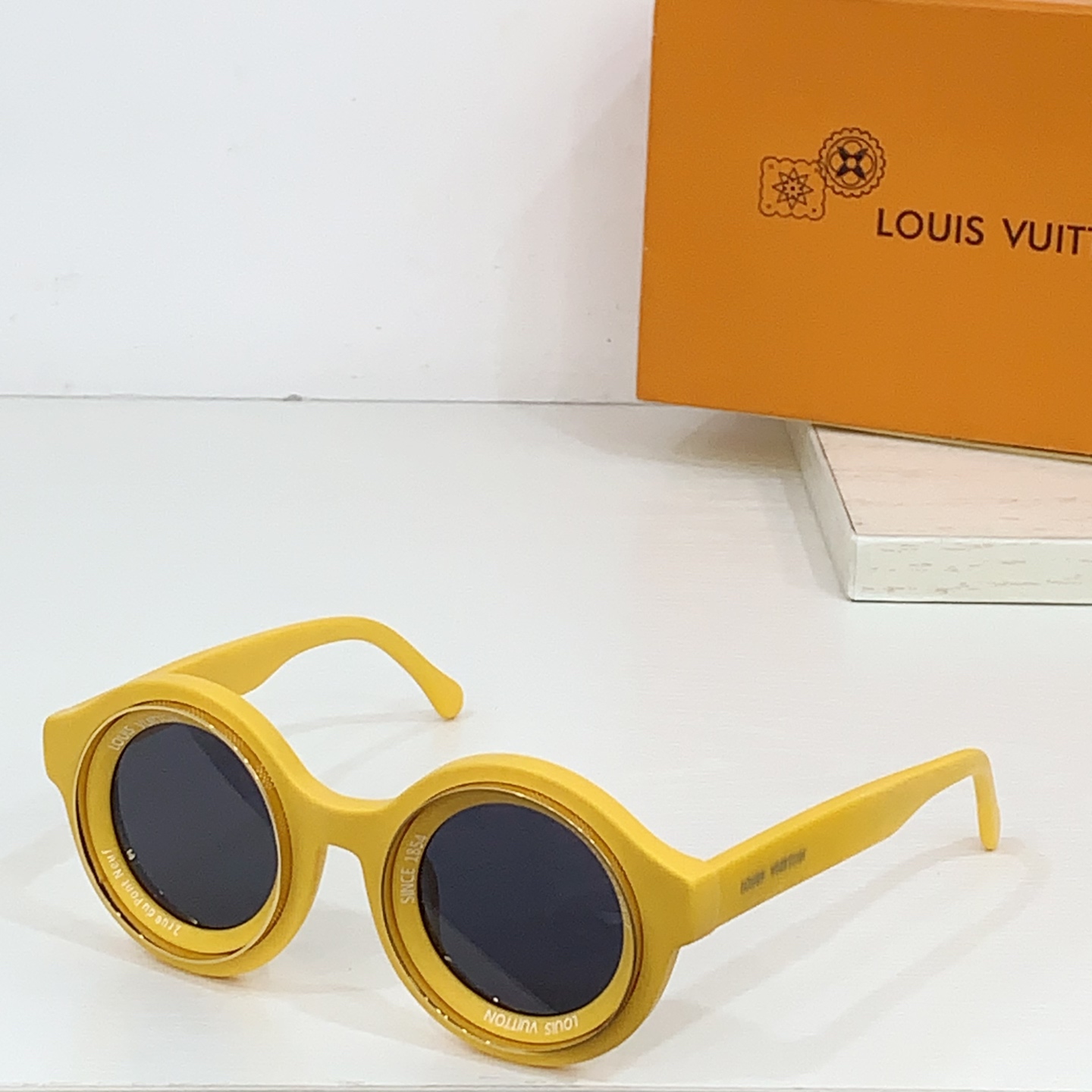 太阳镜 带钻
 LOUIS VUITTON 路易威登 Z2386U 尺码57口16-145 字母镜腿 凹