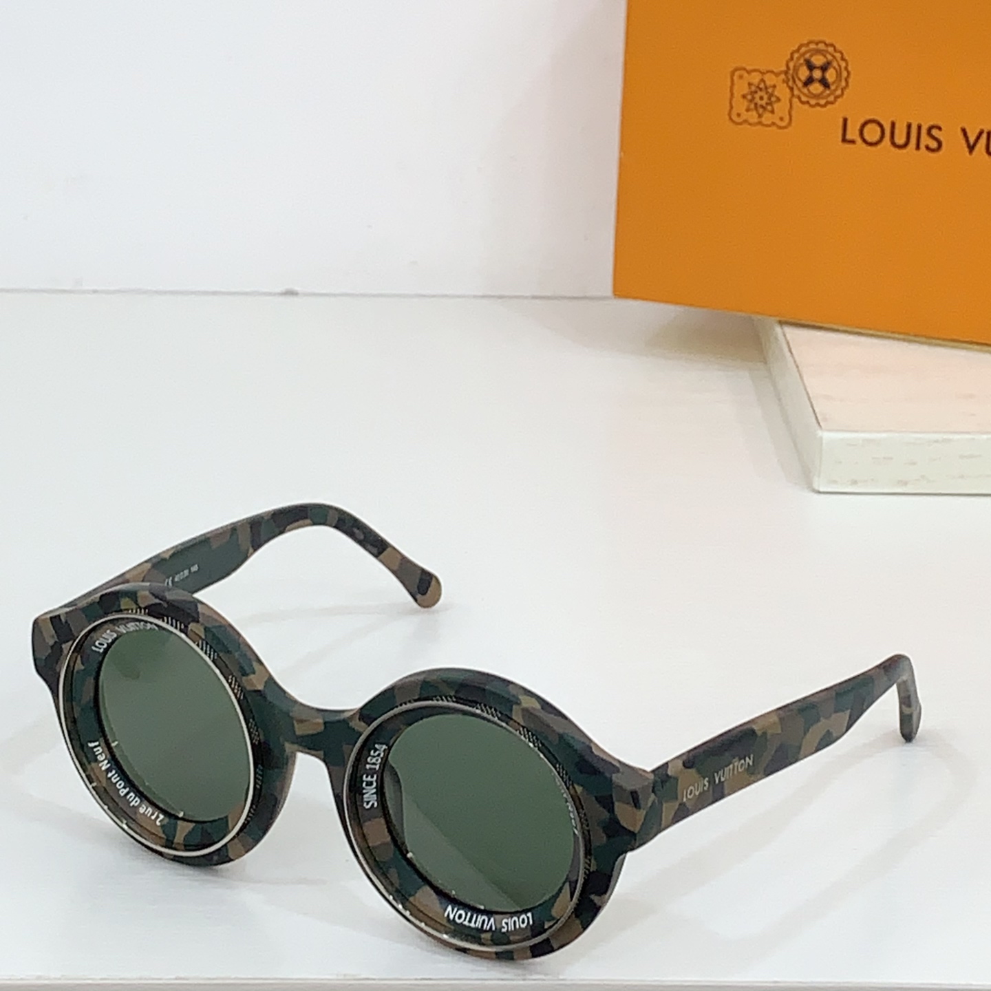 太阳镜 带钻
 LOUIS VUITTON 路易威登 Z2386U 尺码57口16-145 字母镜腿 凹