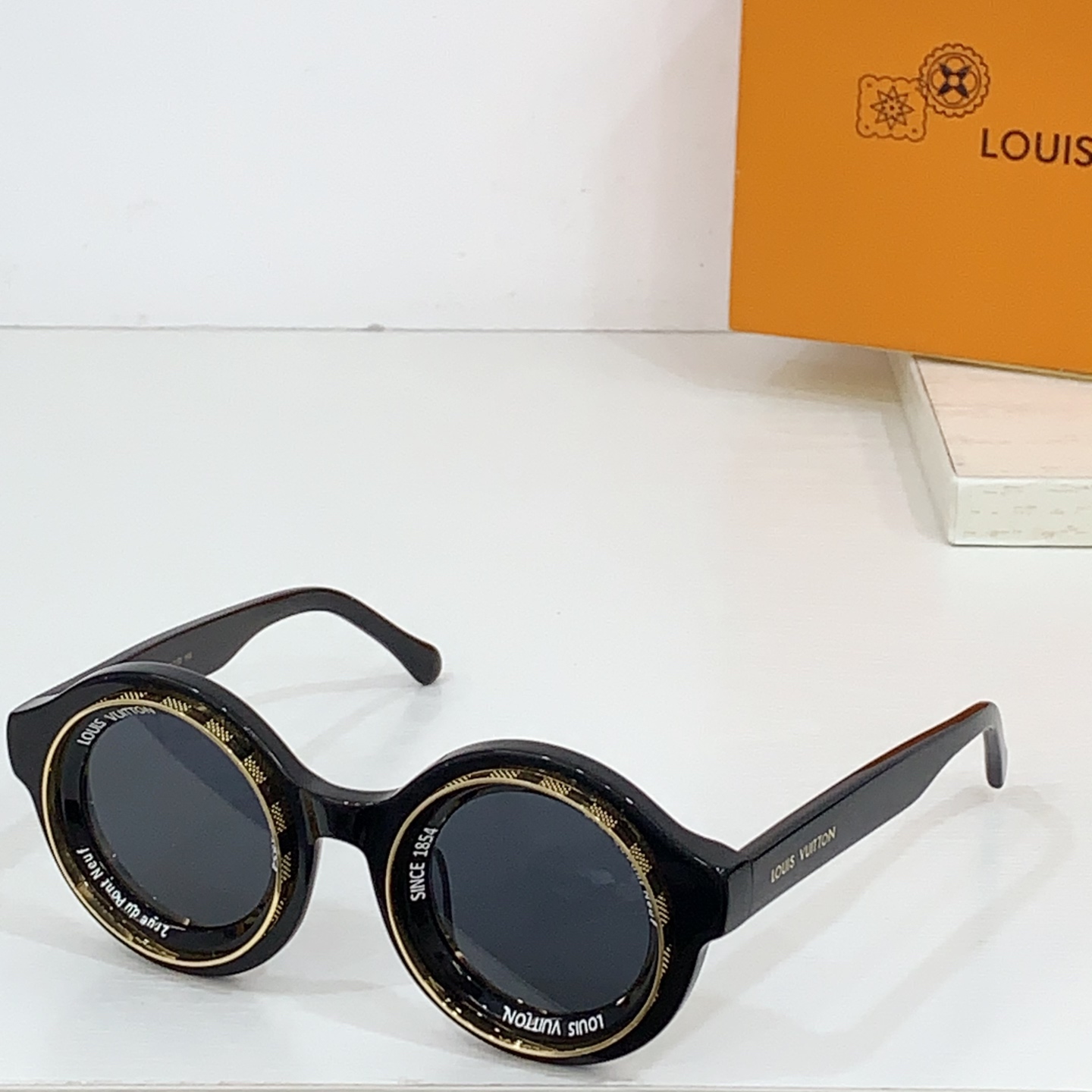 太阳镜 带钻
 LOUIS VUITTON 路易威登 Z2386U 尺码57口16-145 字母镜腿 凹