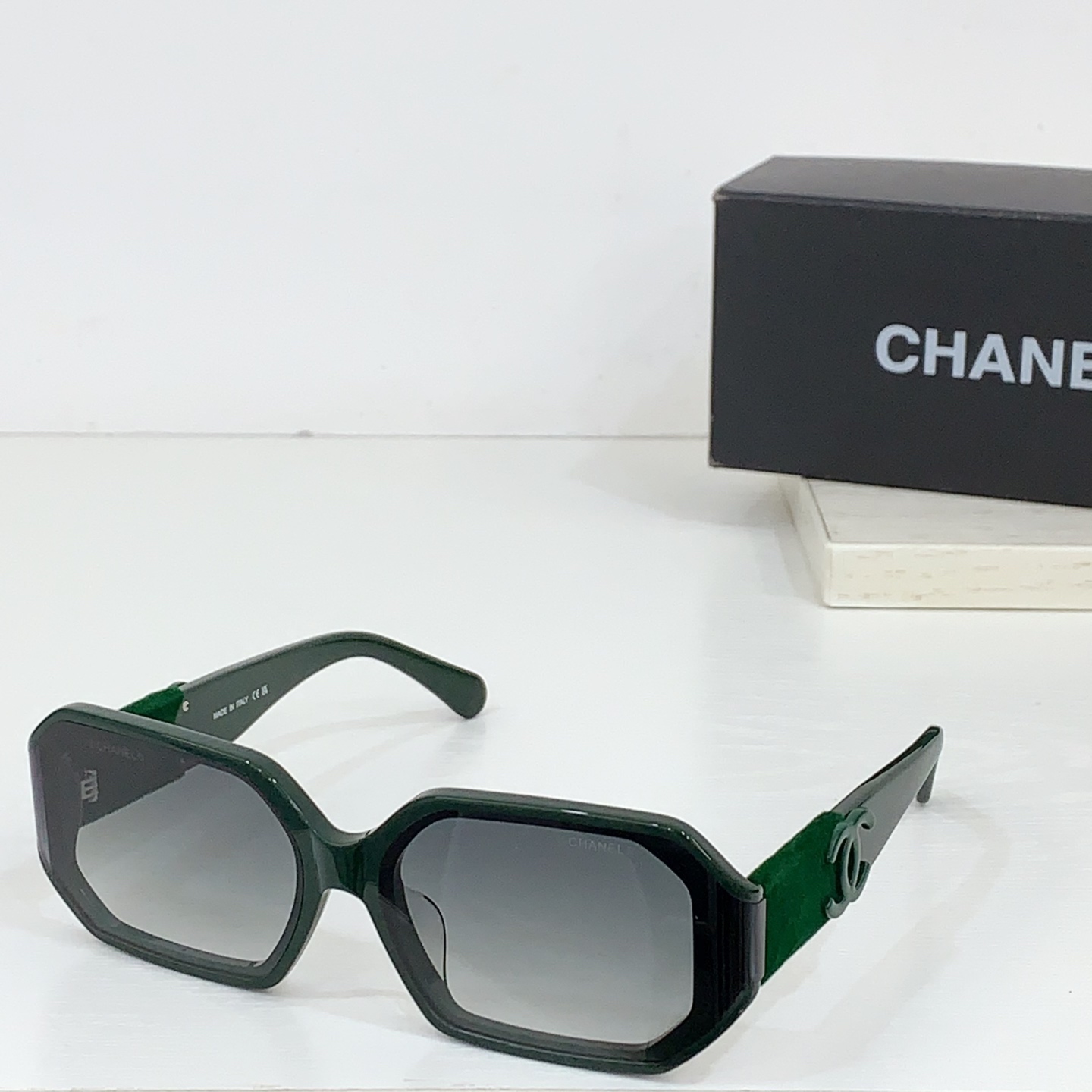 太阳镜
CHANEL 香奈儿 CH6069S 尺码66口14-145 图案双色绒毛镜腿 缺边镜框 弯形镜