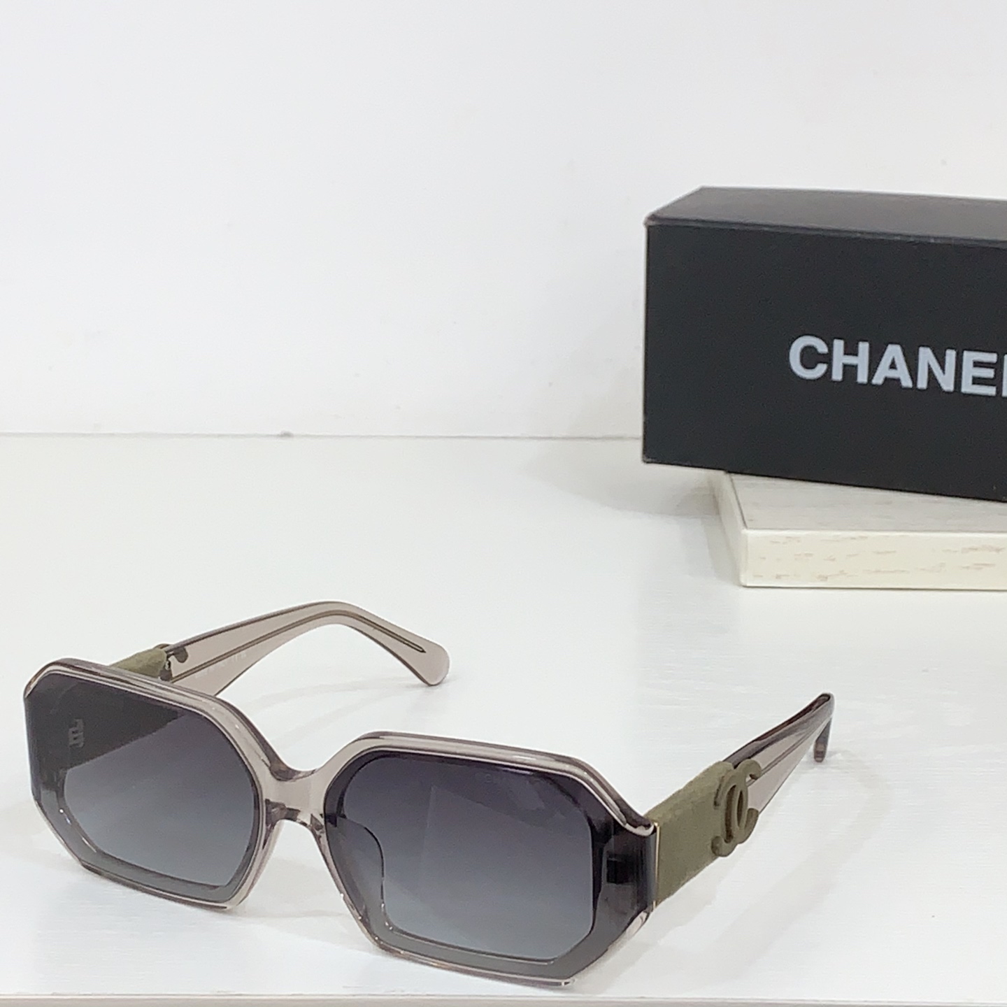 太阳镜
CHANEL 香奈儿 CH6069S 尺码66口14-145 图案双色绒毛镜腿 缺边镜框 弯形镜