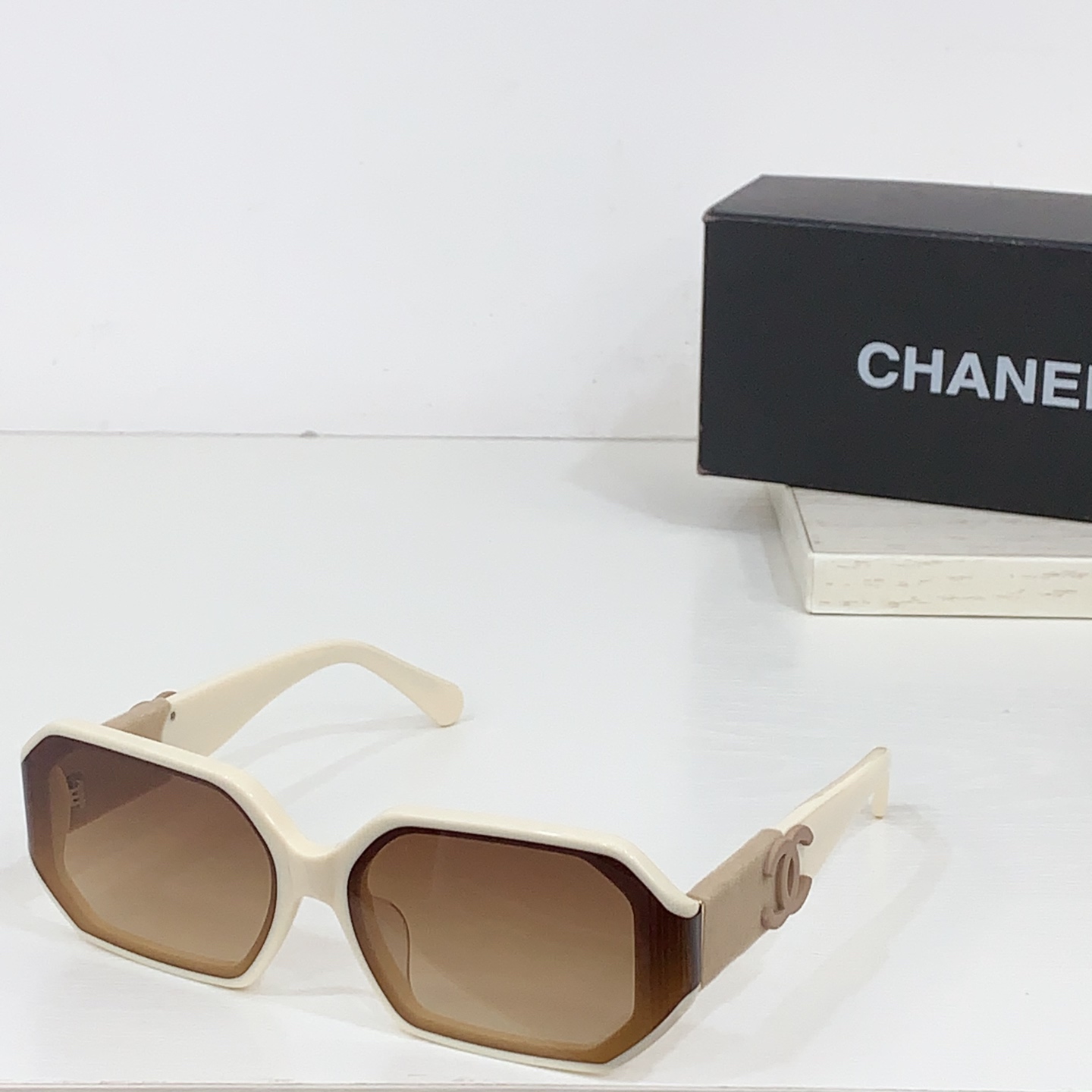 太阳镜
CHANEL 香奈儿 CH6069S 尺码66口14-145 图案双色绒毛镜腿 缺边镜框 弯形镜