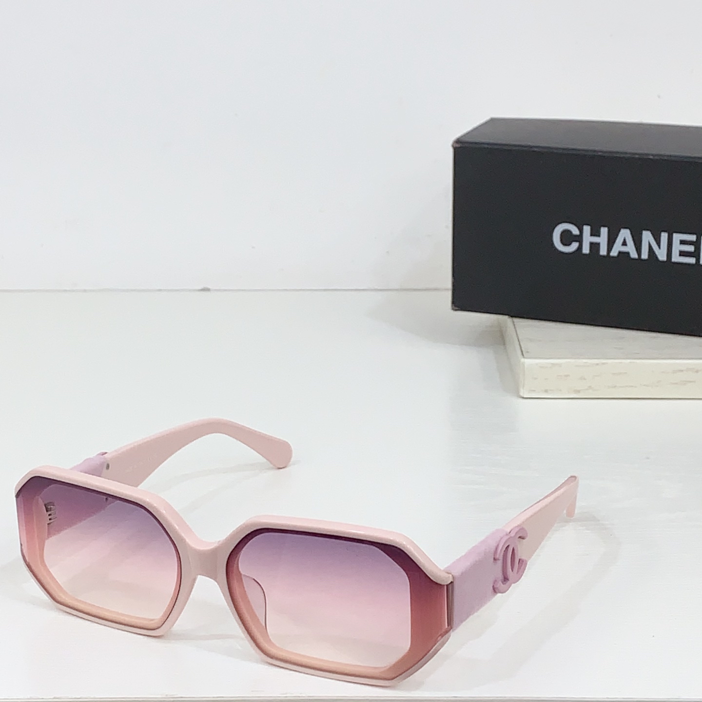 太阳镜
CHANEL 香奈儿 CH6069S 尺码66口14-145 图案双色绒毛镜腿 缺边镜框 弯形镜