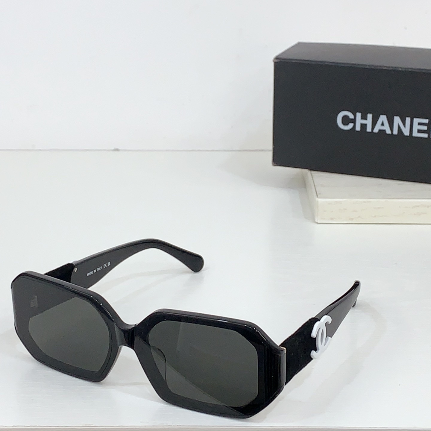 太阳镜
CHANEL 香奈儿 CH6069S 尺码66口14-145 图案双色绒毛镜腿 缺边镜框 弯形镜