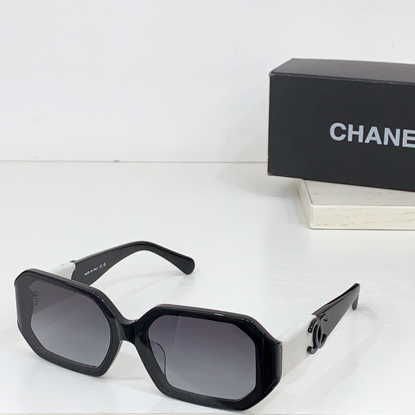 太阳镜
CHANEL 香奈儿 CH6069S 尺码66口14-145 图案双色绒毛镜腿 缺边镜框 弯形镜
