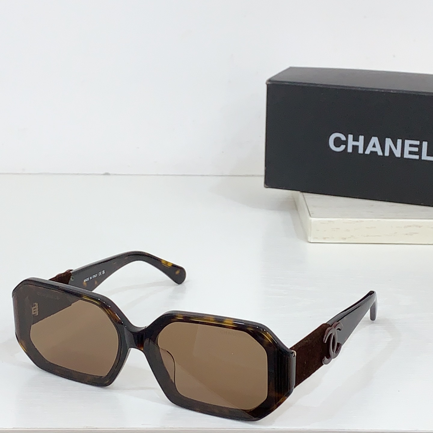 太阳镜
CHANEL 香奈儿 CH6069S 尺码66口14-145 图案双色绒毛镜腿 缺边镜框 弯形镜