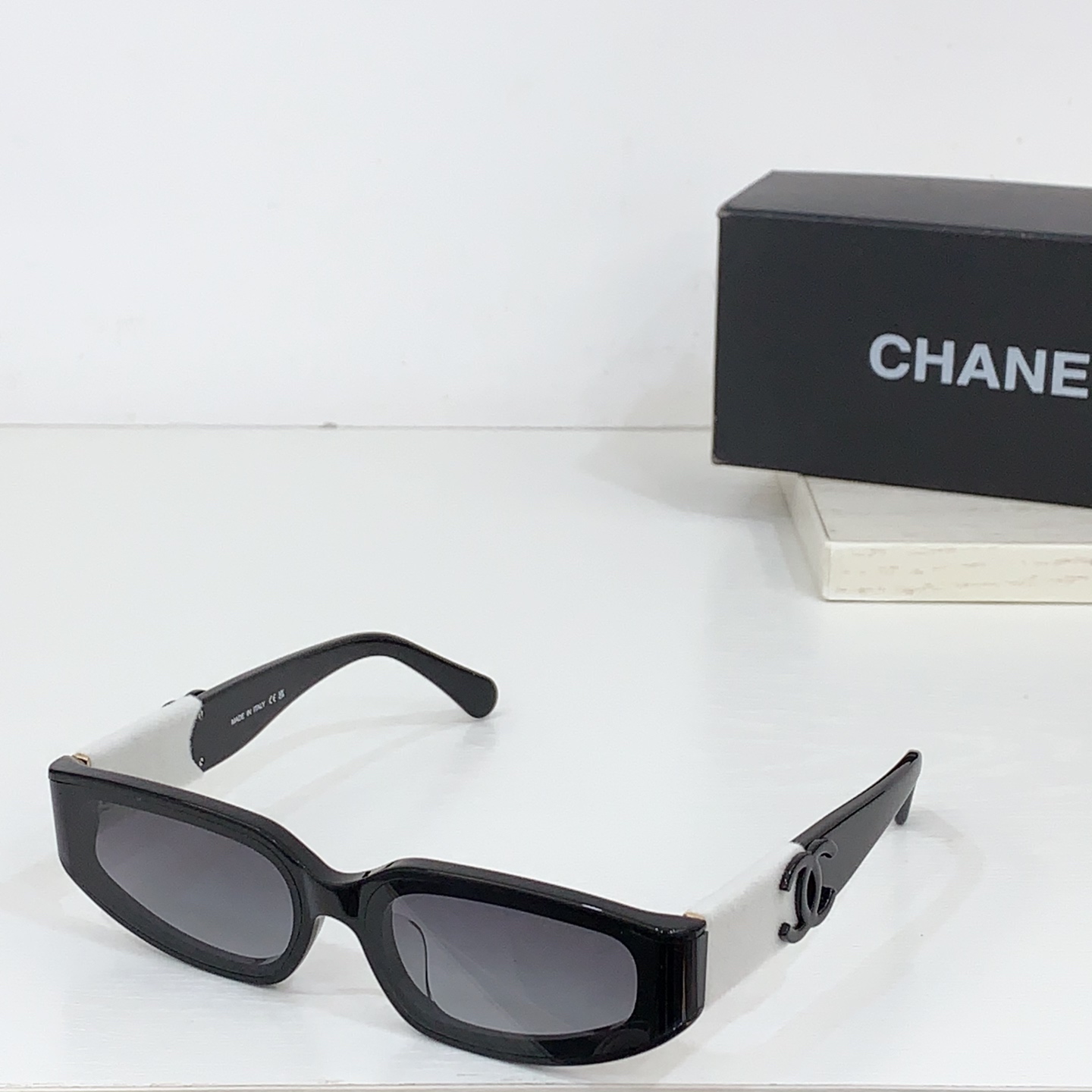 太阳镜
CHANEL 香奈儿 CH6068S 尺码66口14-145 图案双色绒毛镜腿 缺边镜框 弯形镜