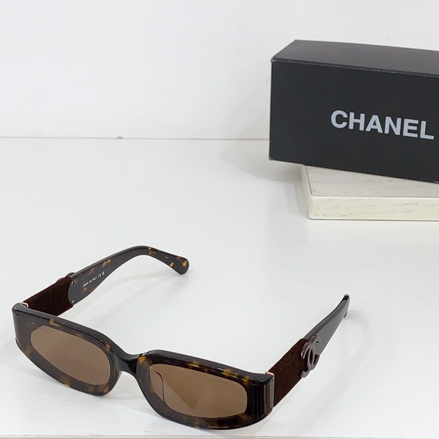 太阳镜
CHANEL 香奈儿 CH6068S 尺码66口14-145 图案双色绒毛镜腿 缺边镜框 弯形镜