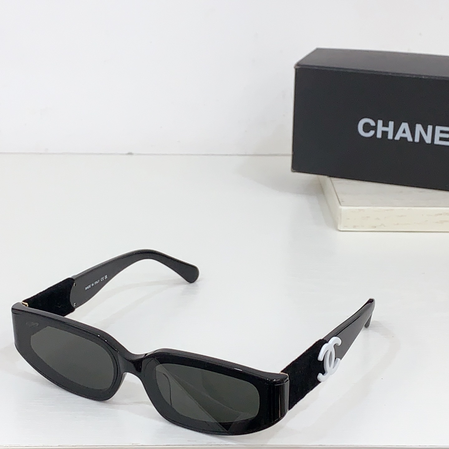 太阳镜
CHANEL 香奈儿 CH6068S 尺码66口14-145 图案双色绒毛镜腿 缺边镜框 弯形镜
