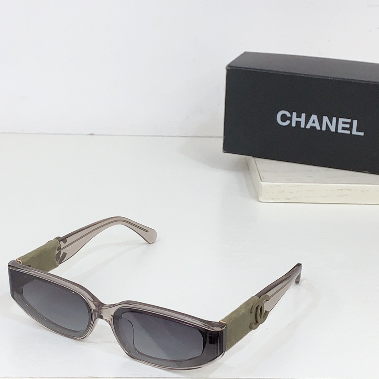 太阳镜
CHANEL 香奈儿 CH6068S 尺码66口14-145 图案双色绒毛镜腿 缺边镜框 弯形镜