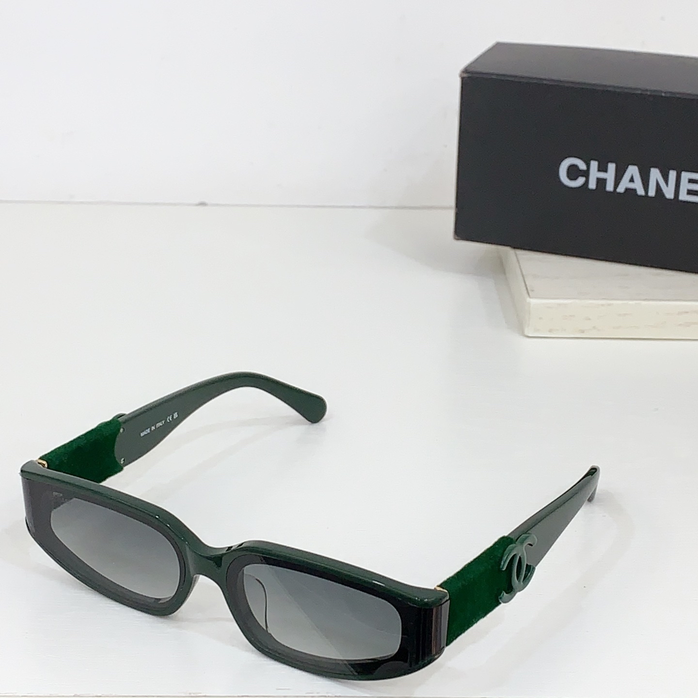 太阳镜
CHANEL 香奈儿 CH6068S 尺码66口14-145 图案双色绒毛镜腿 缺边镜框 弯形镜