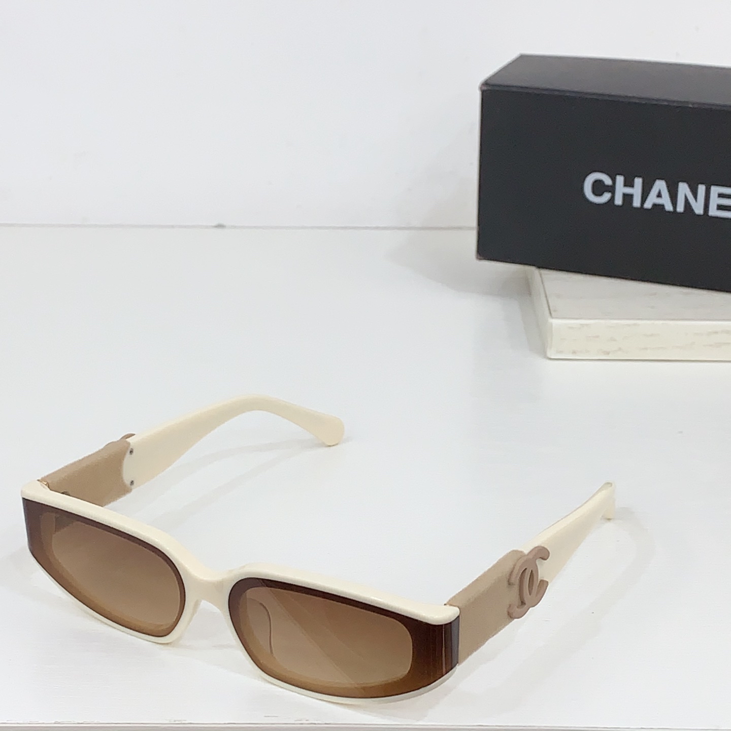 太阳镜
CHANEL 香奈儿 CH6068S 尺码66口14-145 图案双色绒毛镜腿 缺边镜框 弯形镜